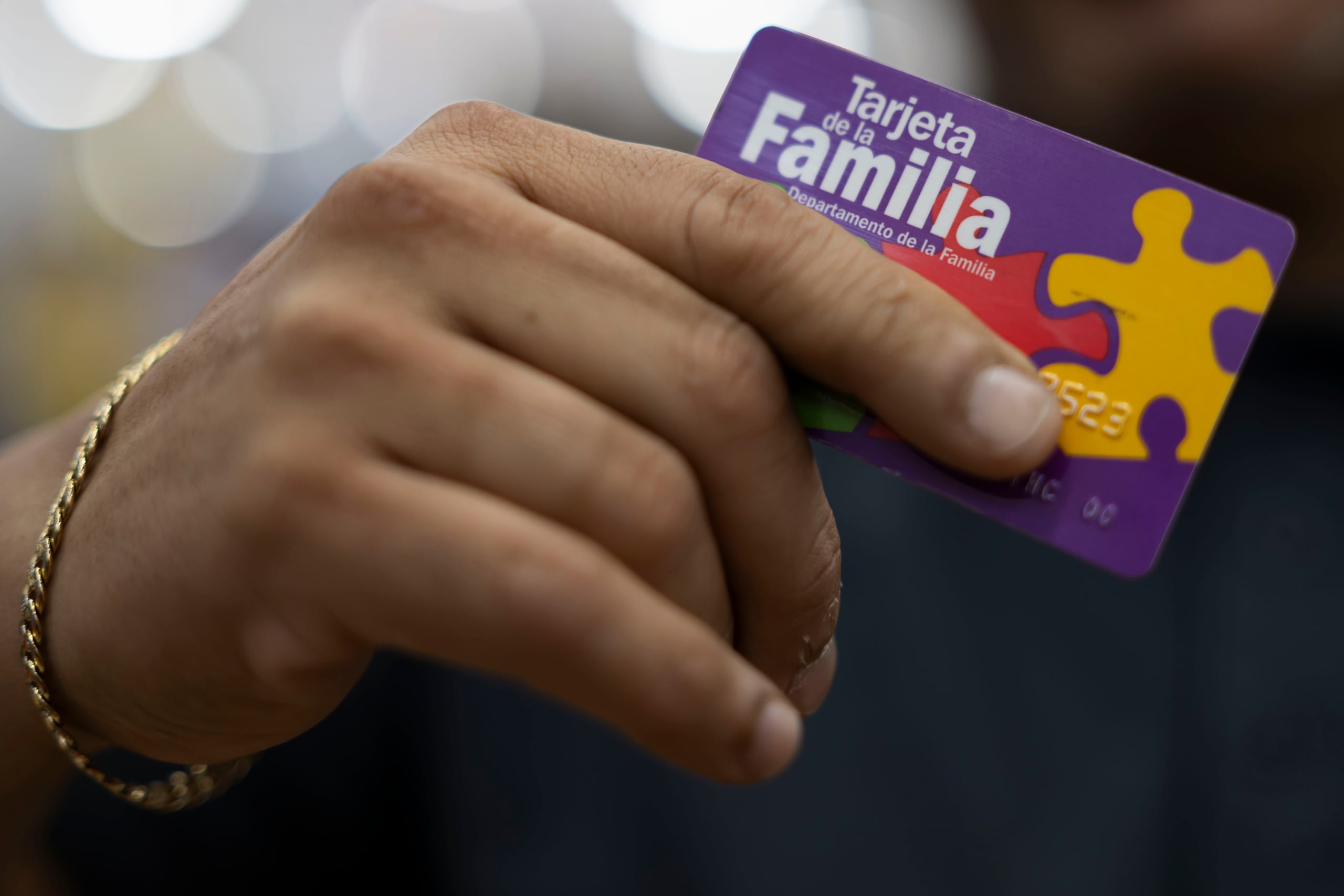 Los beneficiarios del PAN reciben sus fondos en una tarjeta parecida a una ATH. FOTO POR: Carlos Rivera Giusti/GFR Media
