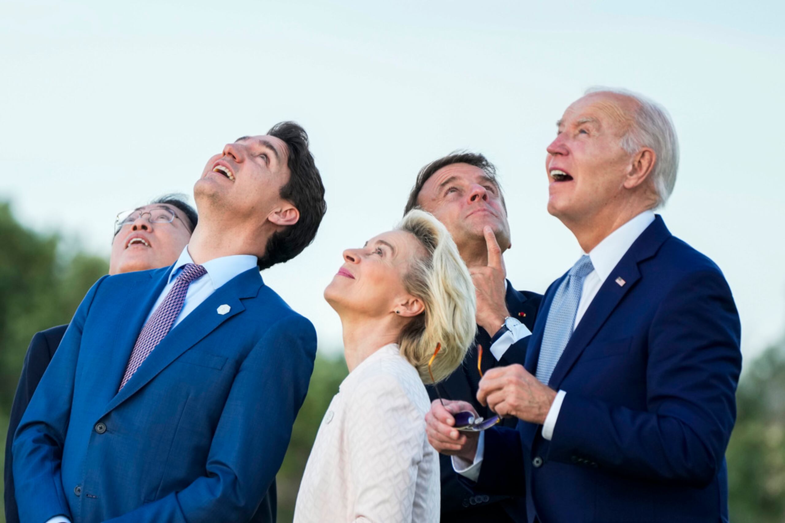 Desde la derecha, el presidente estadounidense Joe Biden, el presidente francés Emmanuel Macron, la presidenta de la Comisión Europea Ursula von der Leyen, el primer ministro canadiense Justin Trudeau y el primer ministro japonés Fumio Kishida observan una demostración de paracaidismo durante la cumbre de líderes mundiales del G7 en Borgo Egnazia, Italia, el 13 de junio de 2024.