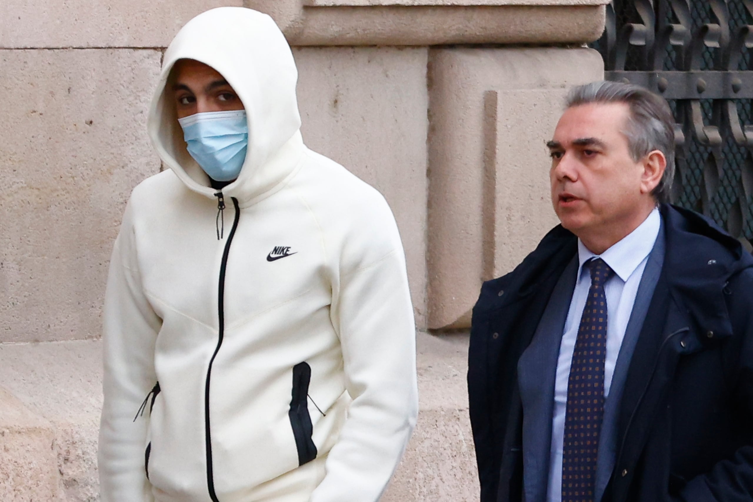 El rapero Morad (i) llega a la Audiencia de Barcelona donde este miércoles se le juzga acusado de instigar a una multitud a lanzar piedras a los policías que en 2021 que actuaron ante las quejas vecinales por el ruido causado por la grabación, sin permiso, de un vídeo musical con un dron. EFE/Quique García