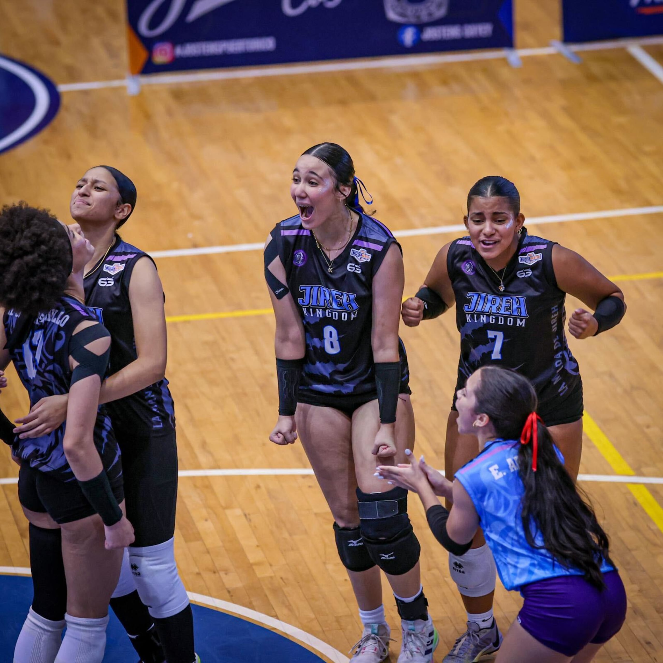 Jugadoras de Jireh Kingdom Christian Academy celebran el pase al "Final Four" del Buzzer Beater.