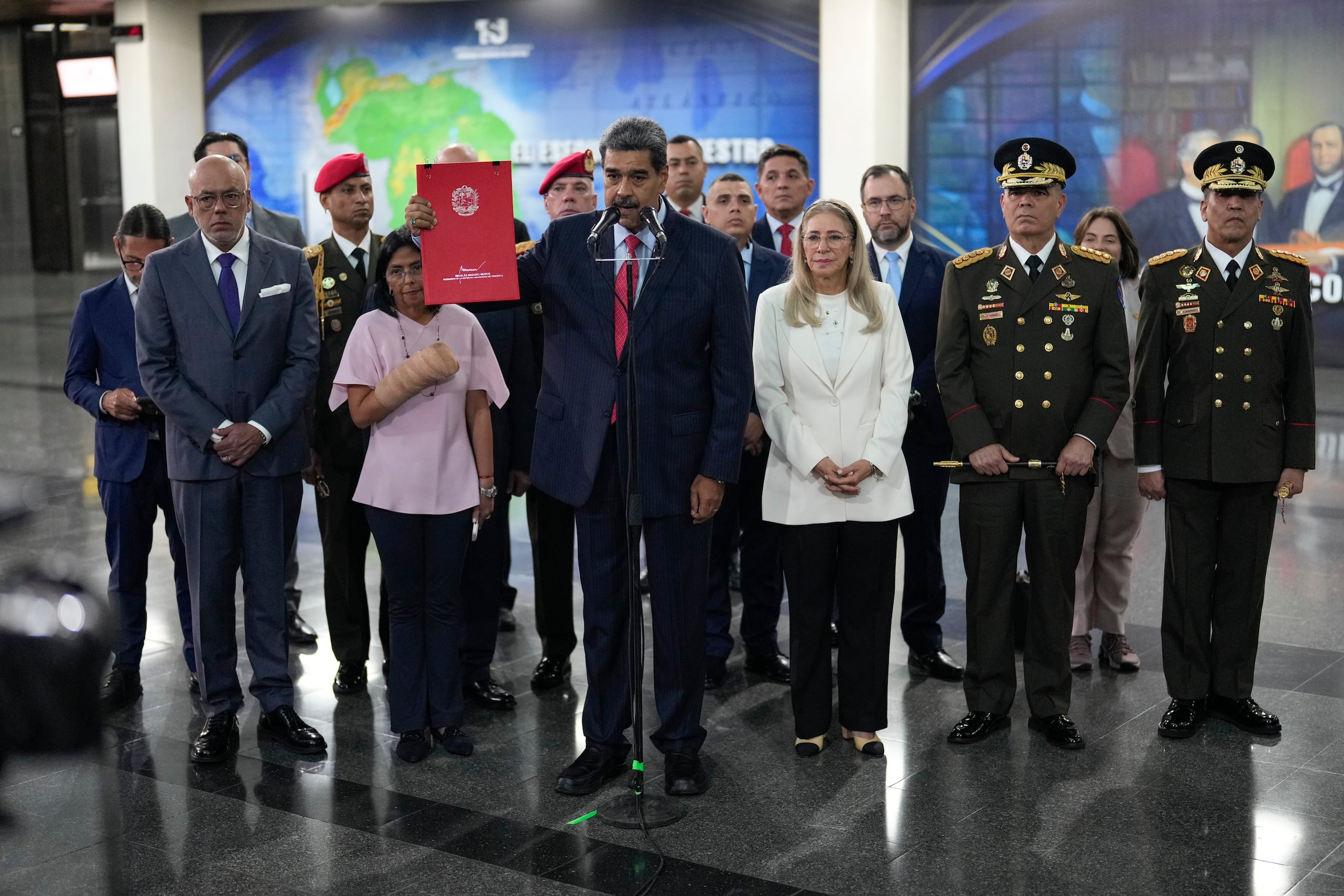 Ante la presión internacional, Maduro aseguró el miércoles que "me someto a la justicia” desde la sede la misma corte a la que pidió el peritaje a los resultados.