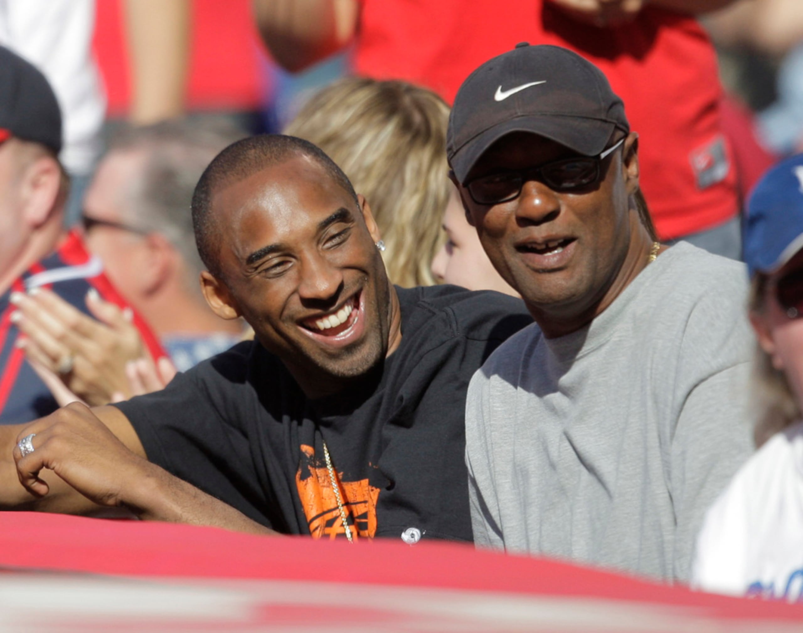 Kobe Bryant junto a su padre Joe mientras veían un partido de béisbol entre Angels y Dodgers en Anaheim, California, el 21 de junio de 2009.