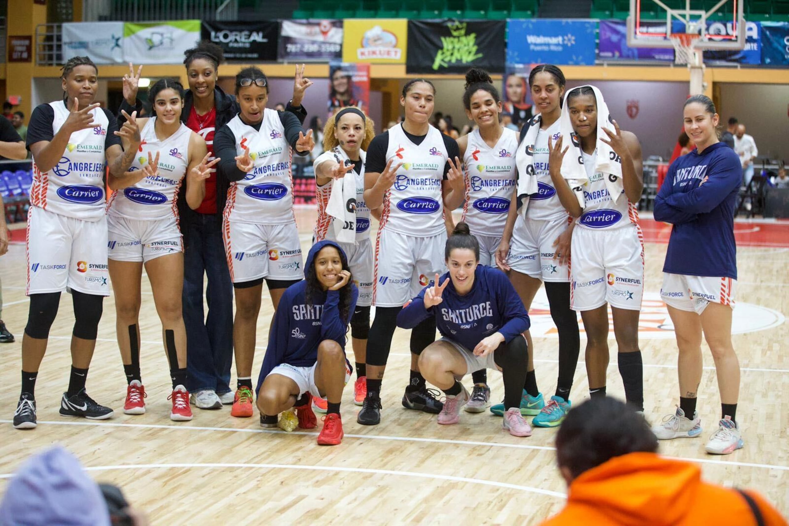 Cangrejeras de Santurce luego de su victoria en el cuarto juego de la final 2024 del BSNF.