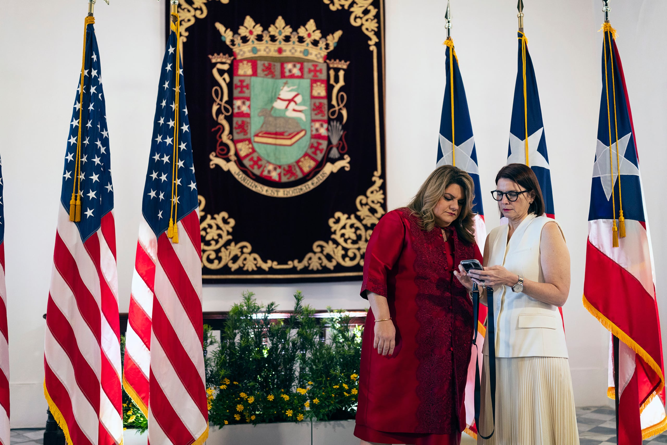 La gobernadora Jenniffer Gonzalez junto a Verónica Ferraiuoli, quien dirige la iniciativa para buscar eficiencia en el gobierno.