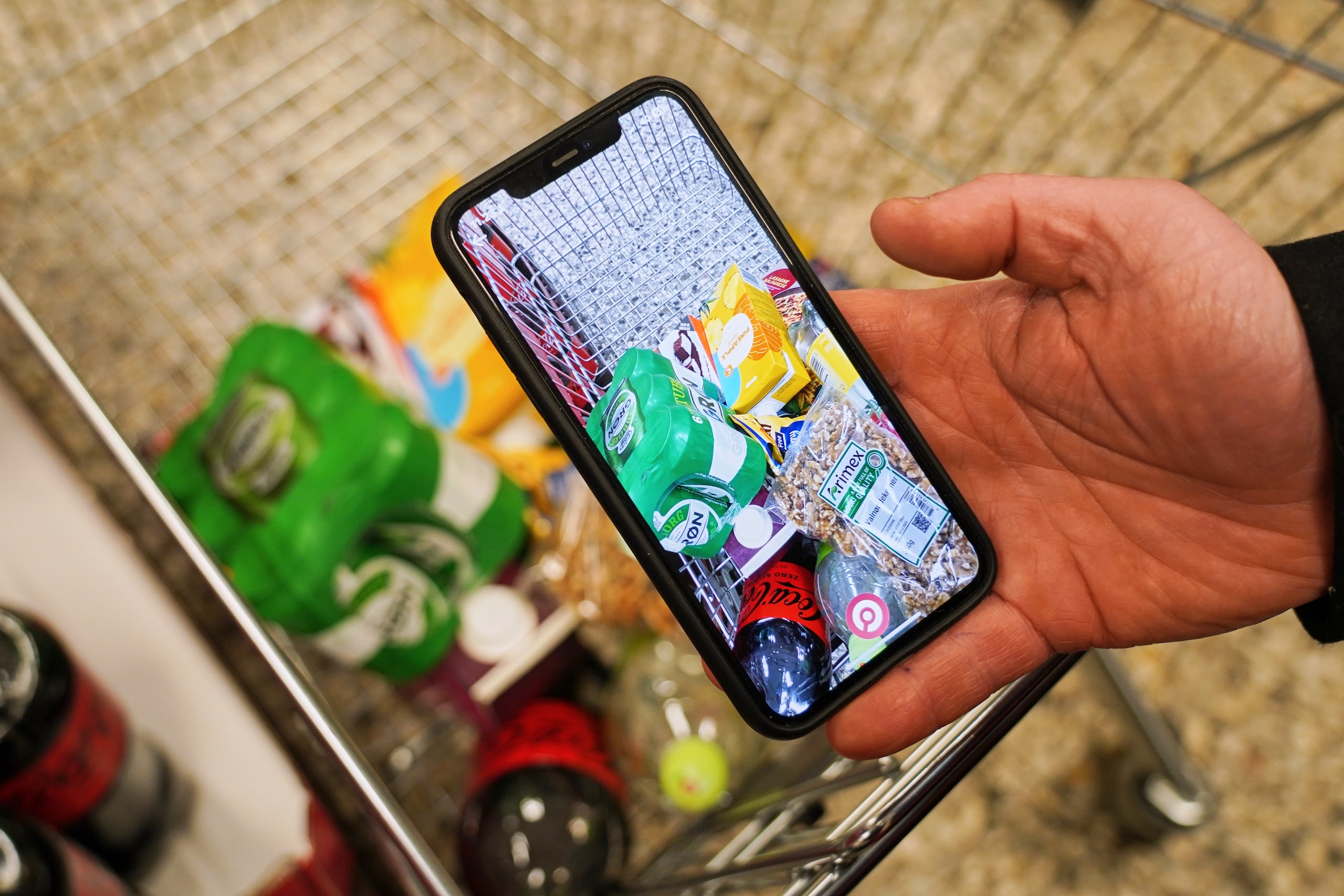 La app "Made O'Meter", desarrollada para ayudar a los compradores a identificar y boicotear productos estadounidenses, se muestra en un smartphone en un supermercado de Copenhague, miércoles 28 de enero de 2026. (Foto AP/James Brooks)