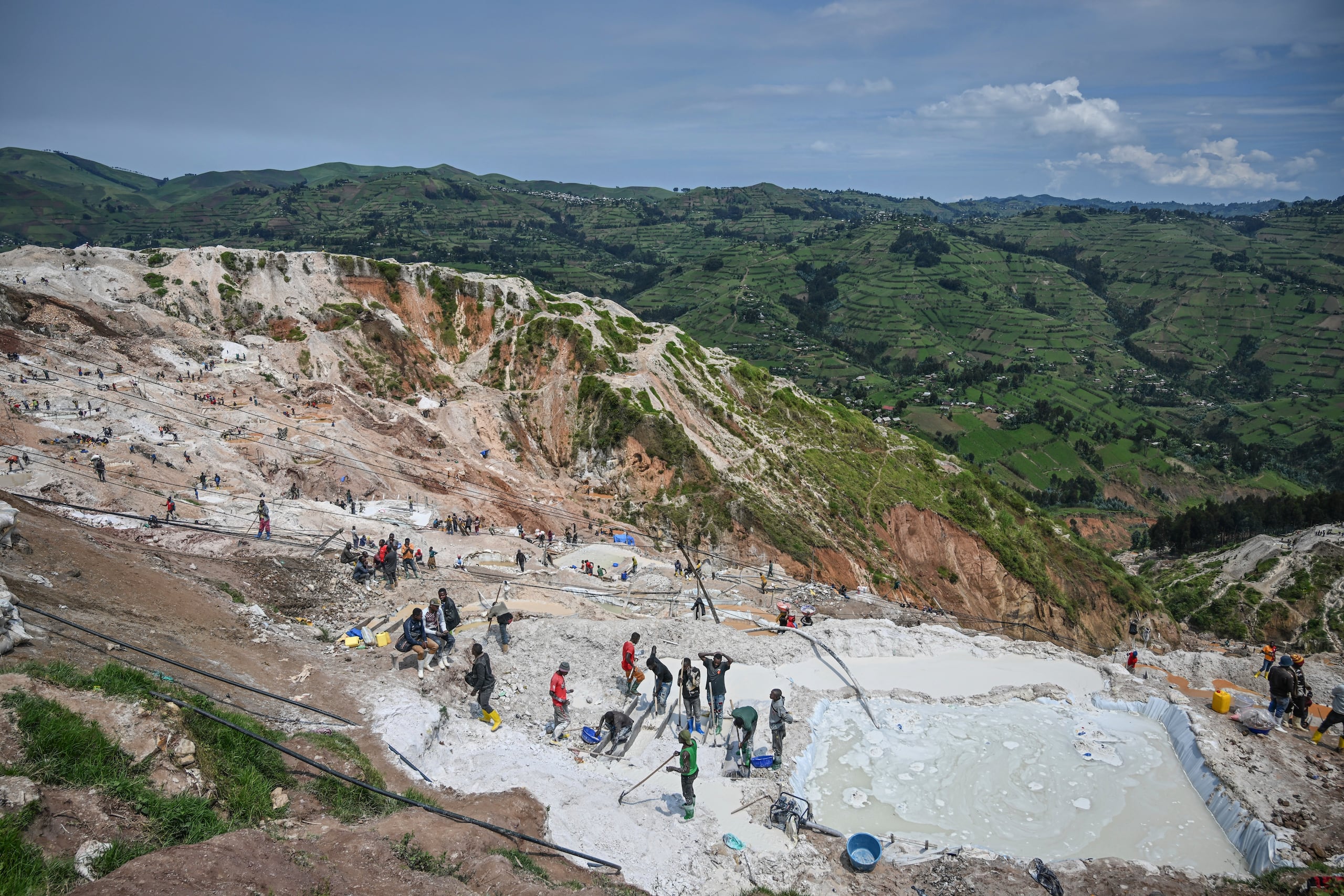 Mineros trabajan en la cantera de coltán D4 Gakombe en Rubaya, República Democrática del Congo, el viernes 9 de mayo de 2025. (Foto AP/Moses Sawasawa/Archivo)