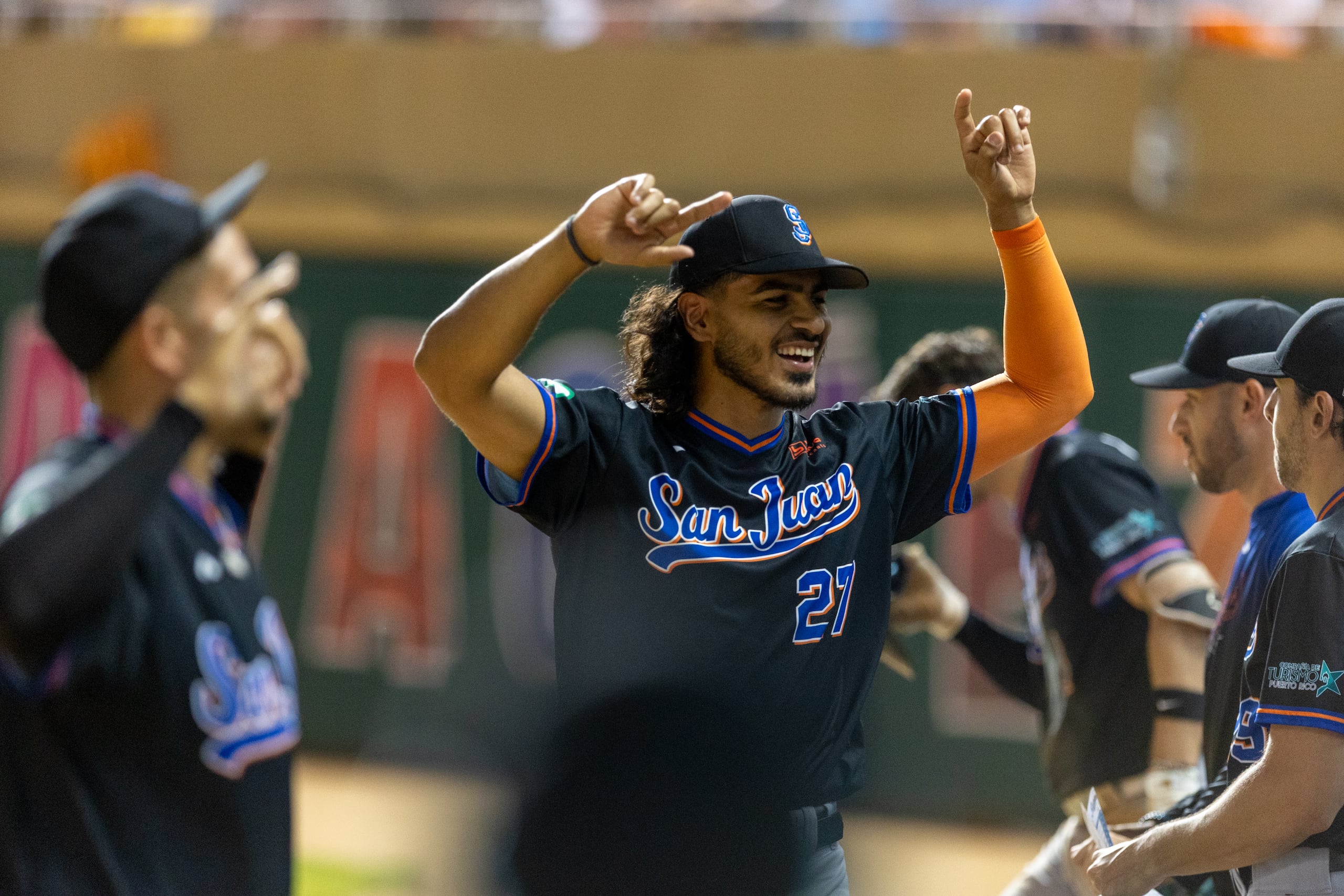 Roberto Enriquez, de los Senadores de San Juan, celebra durante el quinto juego de la final de la Liga de Béisbol Profesional Roberto Clemente (LBPRC) en el Estadio Isidoro "Cholo" García, en Mayagüez.