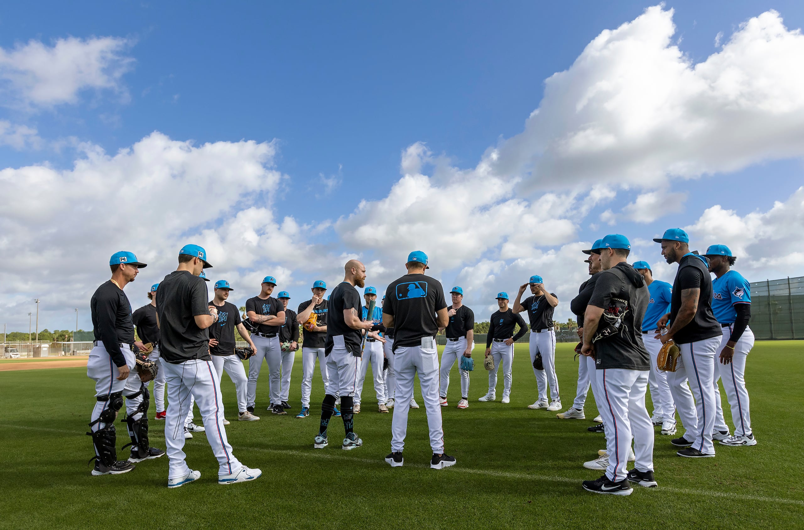 Carson Vitale, coach de la banca de los Marlins, dialoga con los lanzadores y receptores del equipo en su primera reunión sobre el terreno.