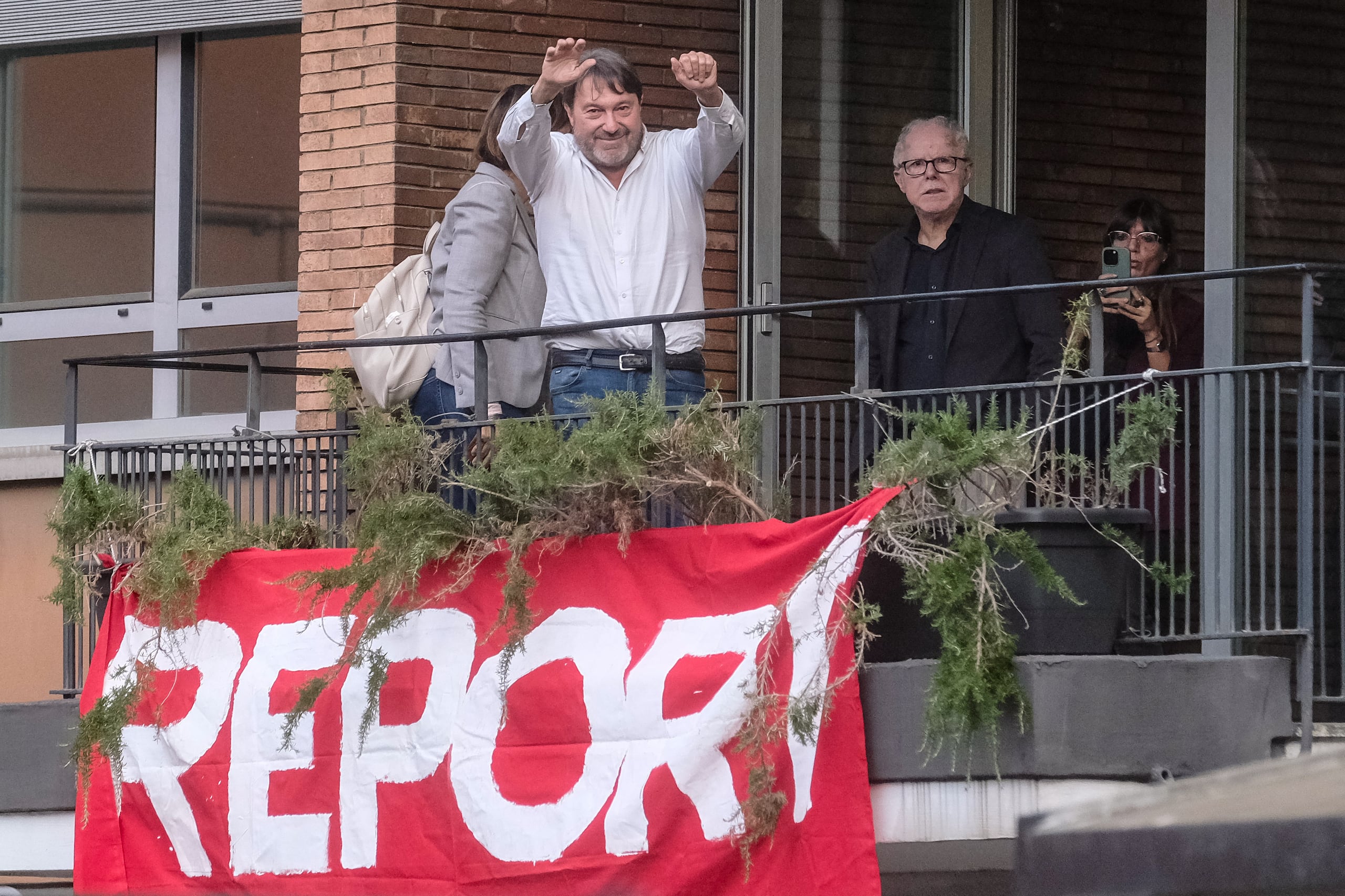 El periodista de investigación Sigfrido Ranucci saluda desde un balcón en la sede de la televisión estatal RAI, horas después de que un artefacto explosivo detonara bajo su coche en Pomezia, a las afueras de Roma, el viernes, 17 de octubre. (Cecilia Fabiano/LaPresse vía AP)