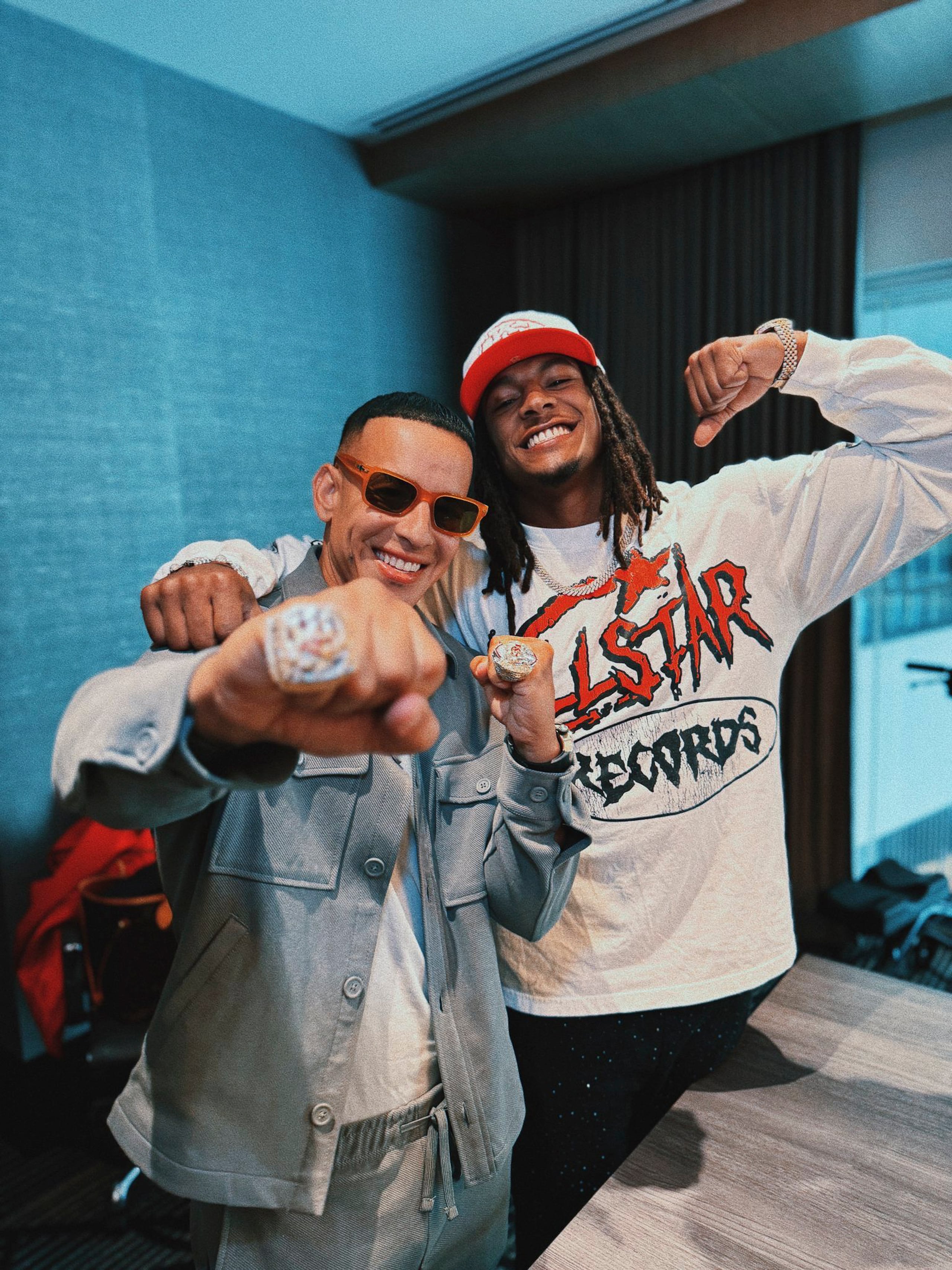 El cantante puertorriqueño Daddy Yankee y el jugador Isaiah Pacheco, corredor de origen puertorriqueño de los campeones Kansas City Chiefs, posan previo al juego ante los Saints del pasado lunes.
