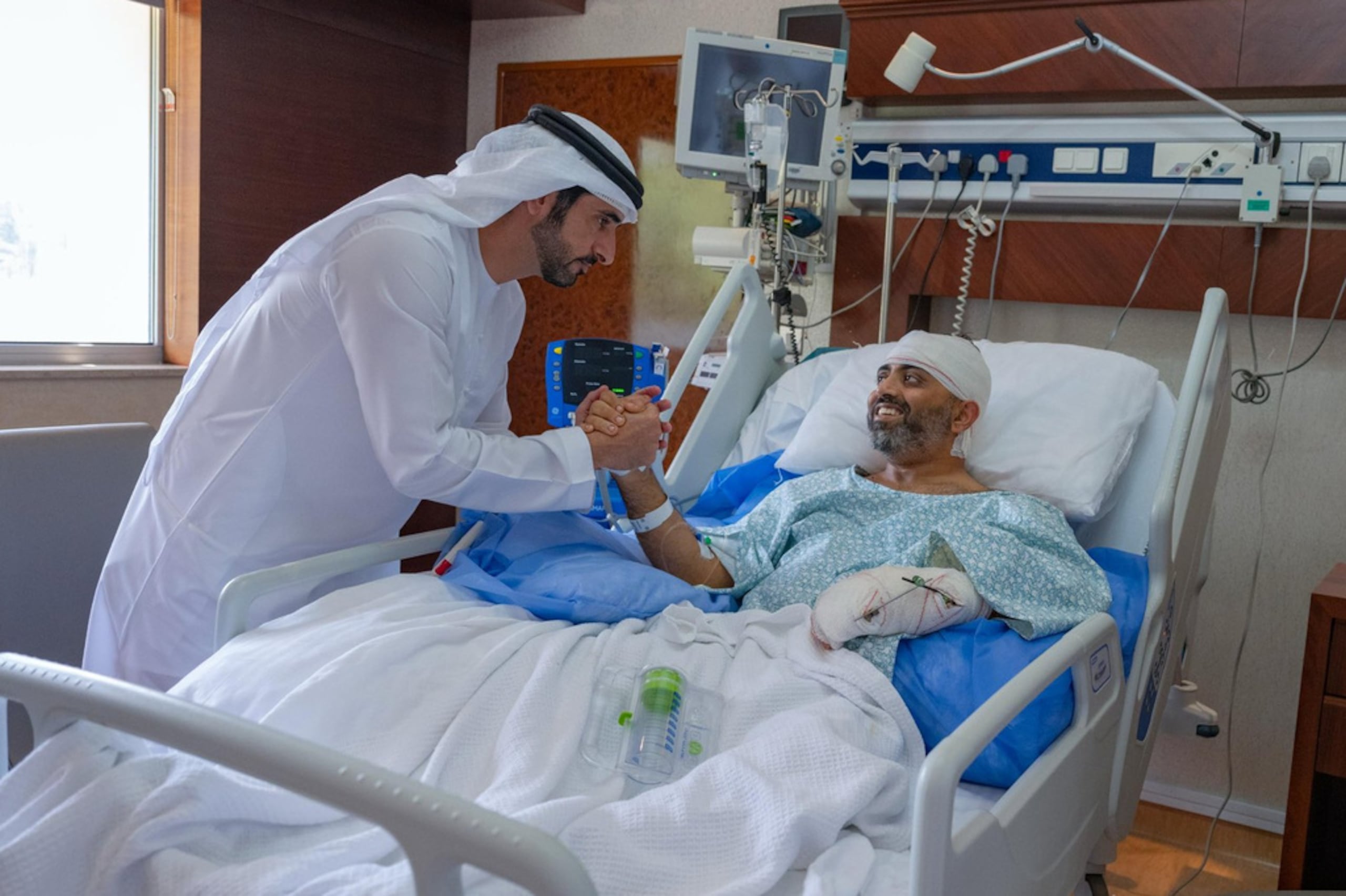 El príncipe heredero de Dubái, el jeque Hamdan bin Mohammed bin Rashid Al Maktoum, a la izquierda, visita al piloto indio herido de Flydubai Smit Machchhar en un hospital de Abu Dabi, Emiratos Árabes Unidos, el 2 de octubre de 2026.