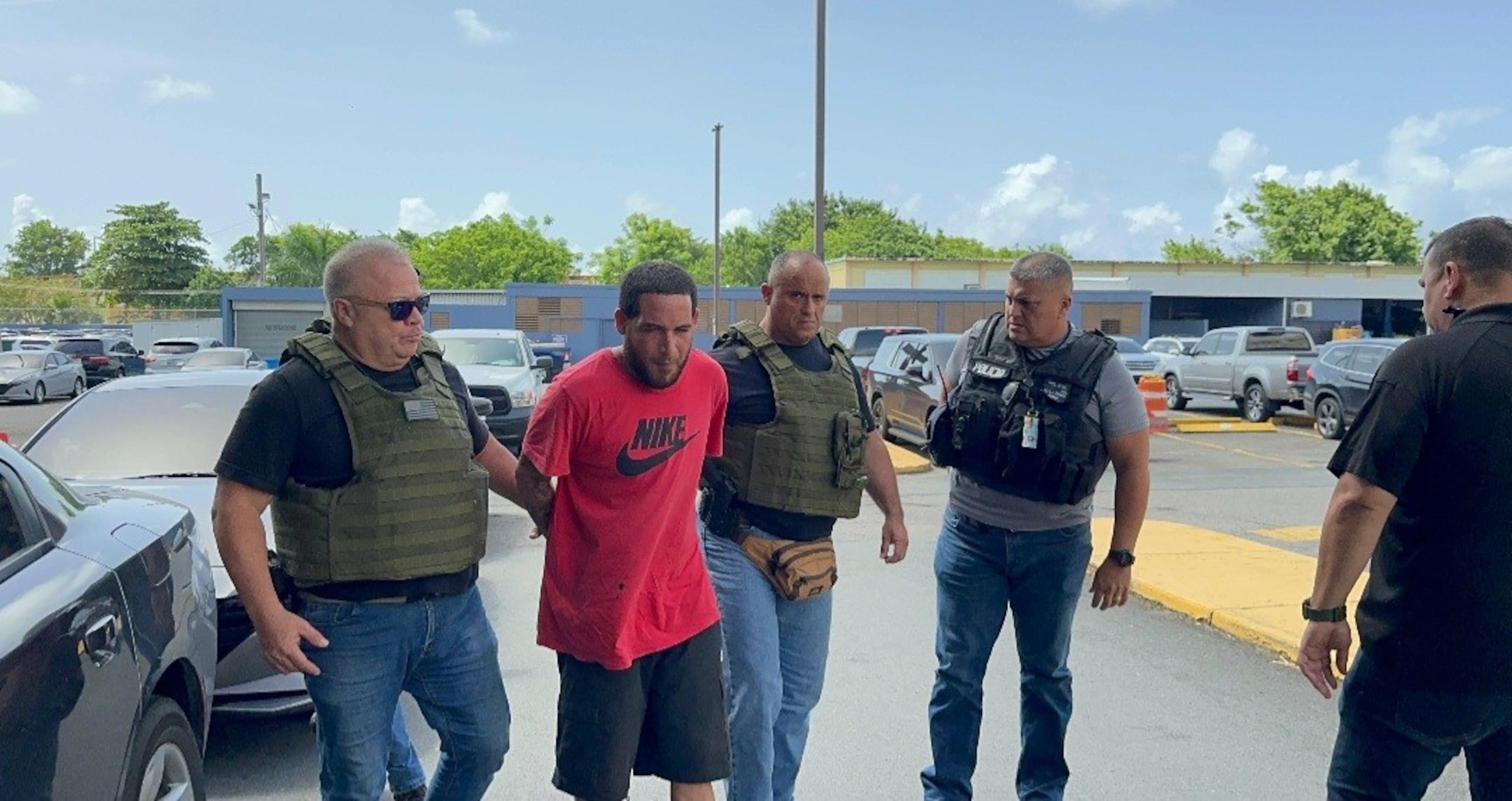 Félix Luis García Ruiz de 34 años, sospechoso del asesinato de su progenitora y el de uno de sus hermanos en Hatillo, tras su captura en Santurce.