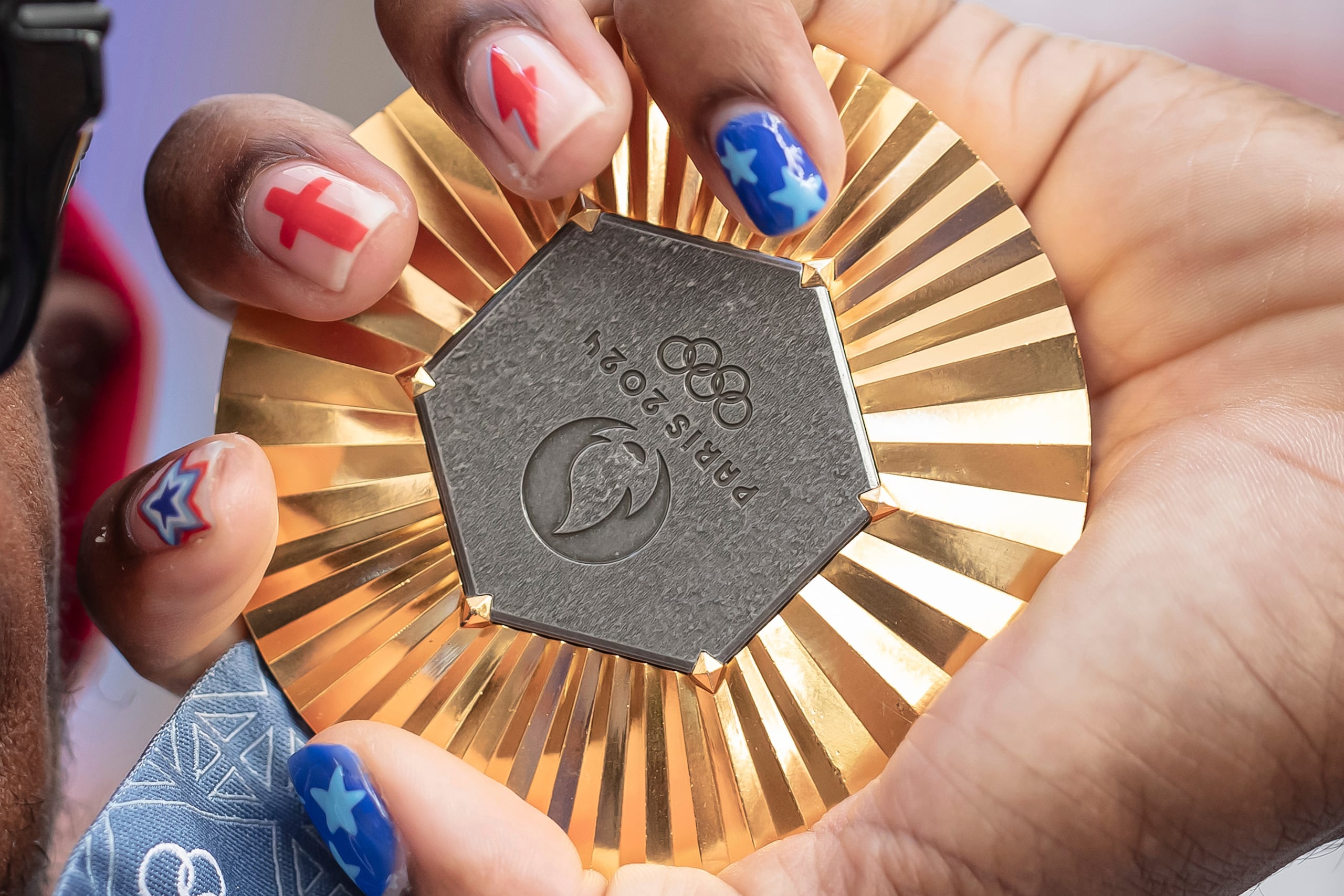 Aquí una muestra de una de las medallas de las pasadas Olimpiadas.