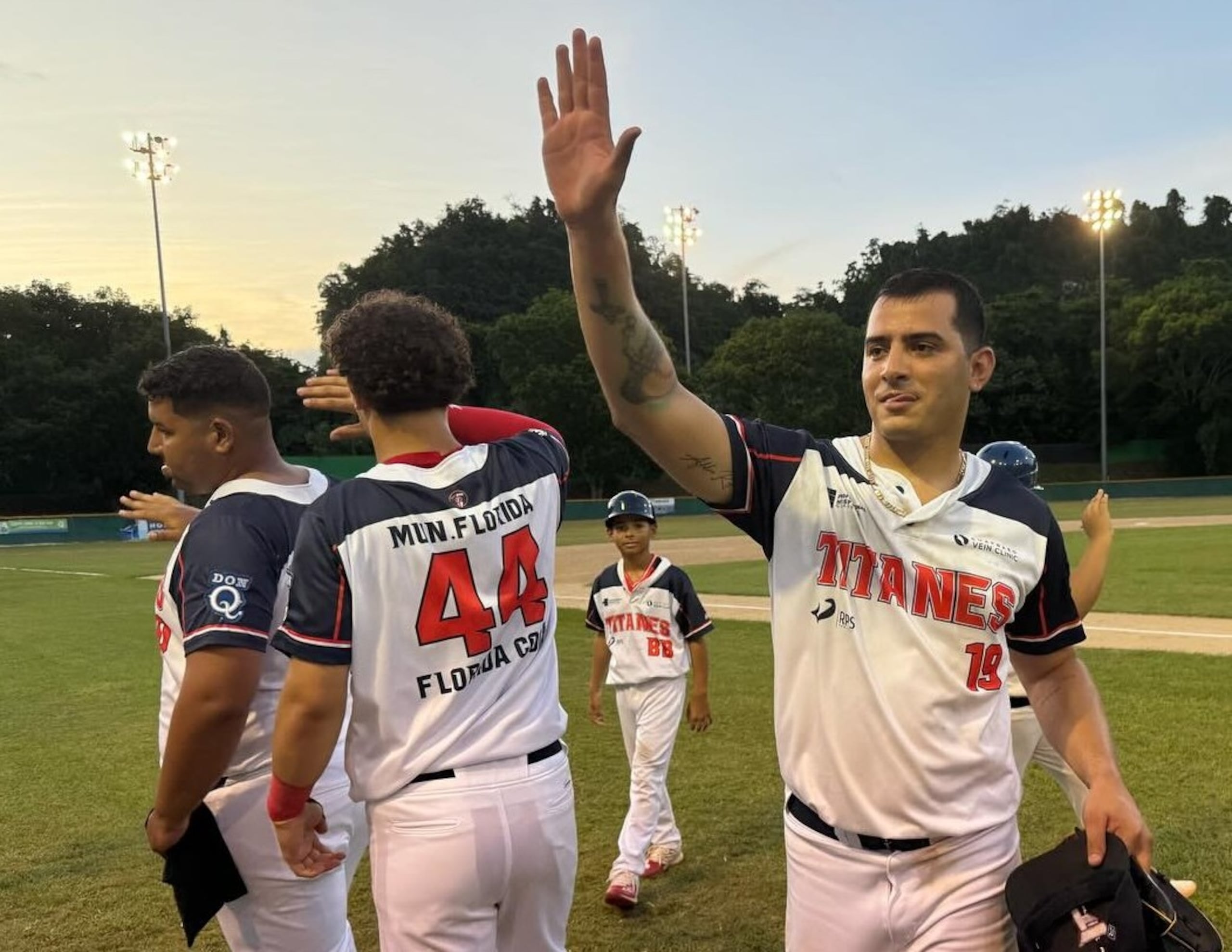El lanzador de los Titanes de Florida, Joshua Santiago celebra el pase de su equipo al Carnaval de Campeones luego de eliminar a los Arenosos de Camuy en la final de la Sección Norte.