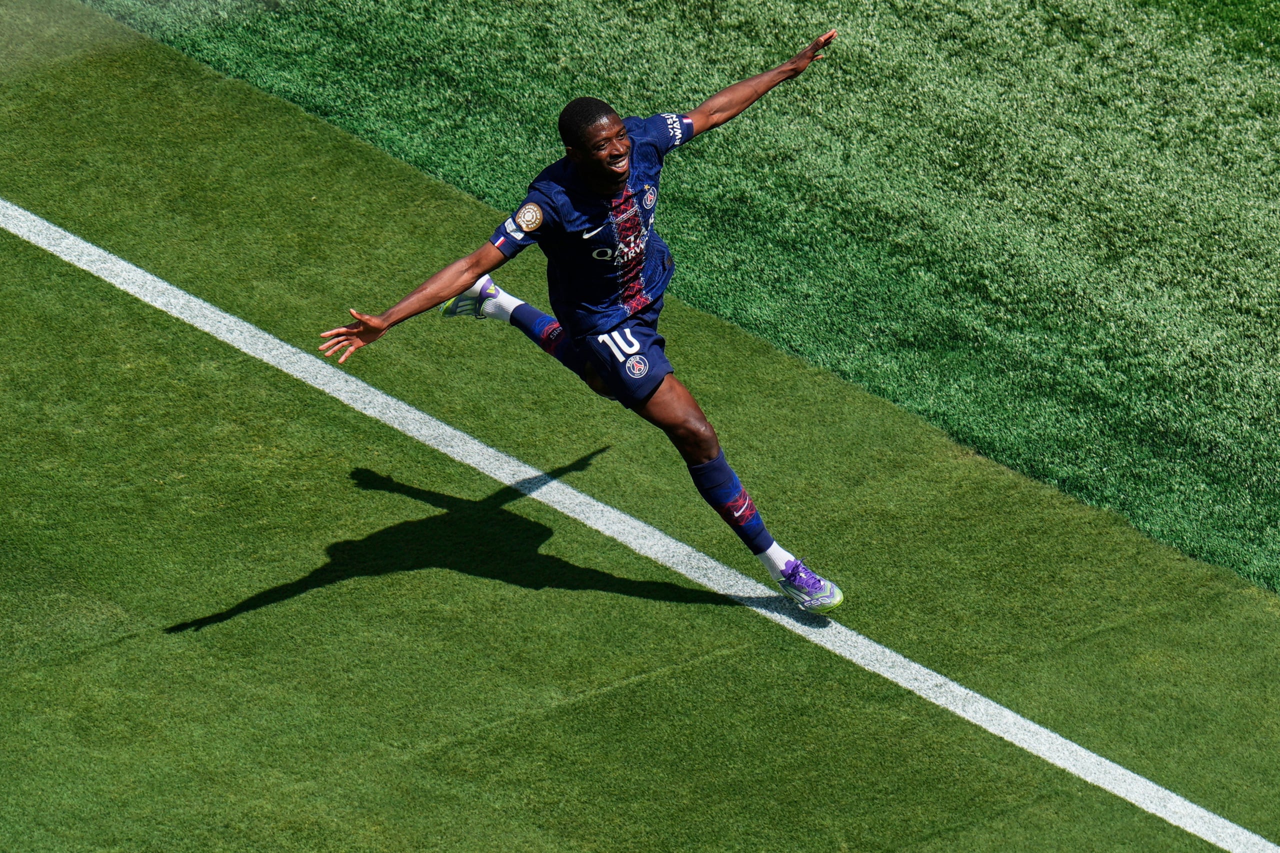 Ousmane Dembélé (10) celebra tras marcar el segundo gol del Paris Saint-Germain ante el Real Madrid en las semifinales del Mundial de Clubes.