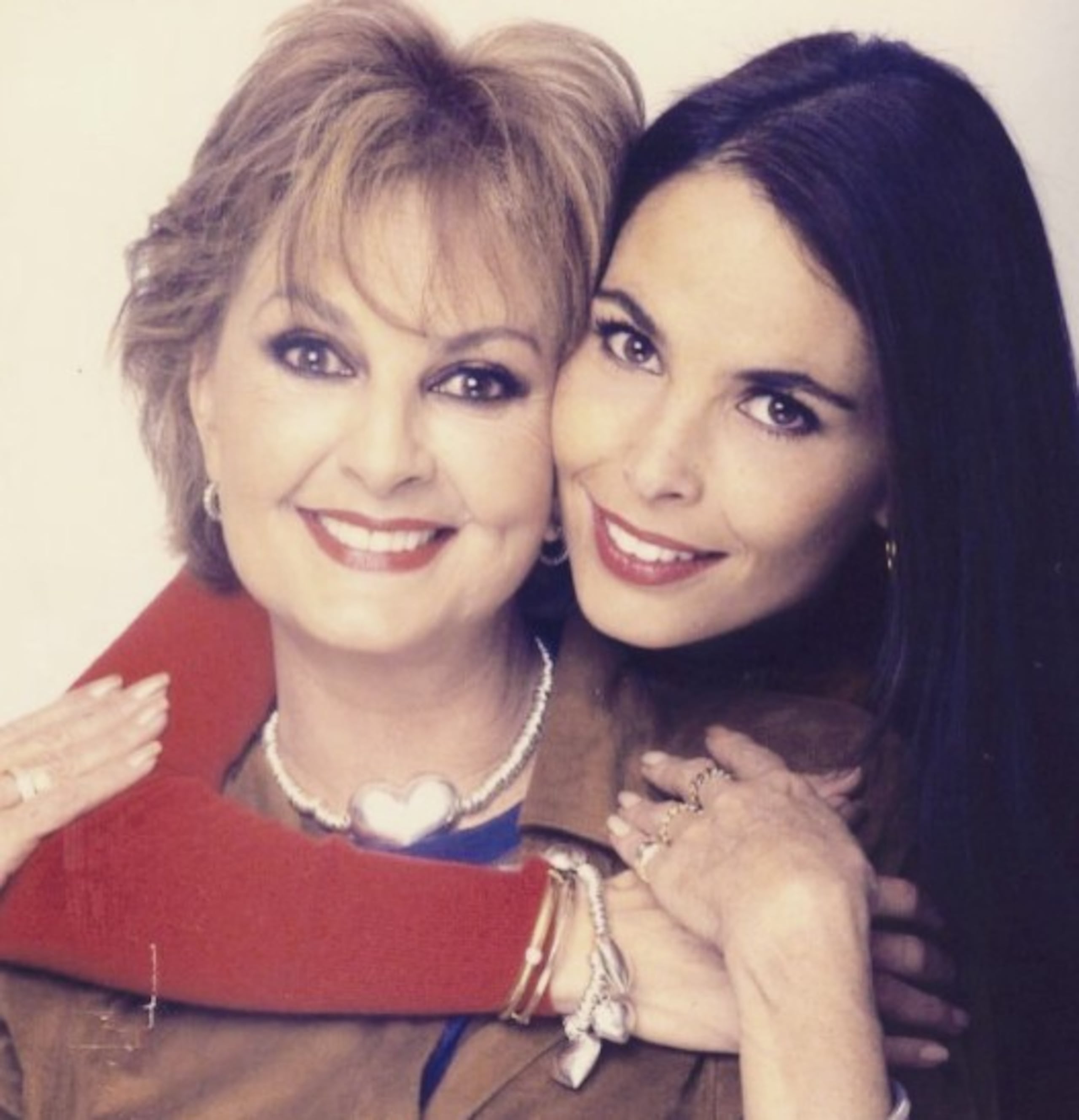 Mariana Levy (en la foto junto a su madre), sufrió un infarto fulminante mientras conducía por las calles de la Ciudad de México, provocado por un susto al pensar que sería secuestrada junto a sus hijos.