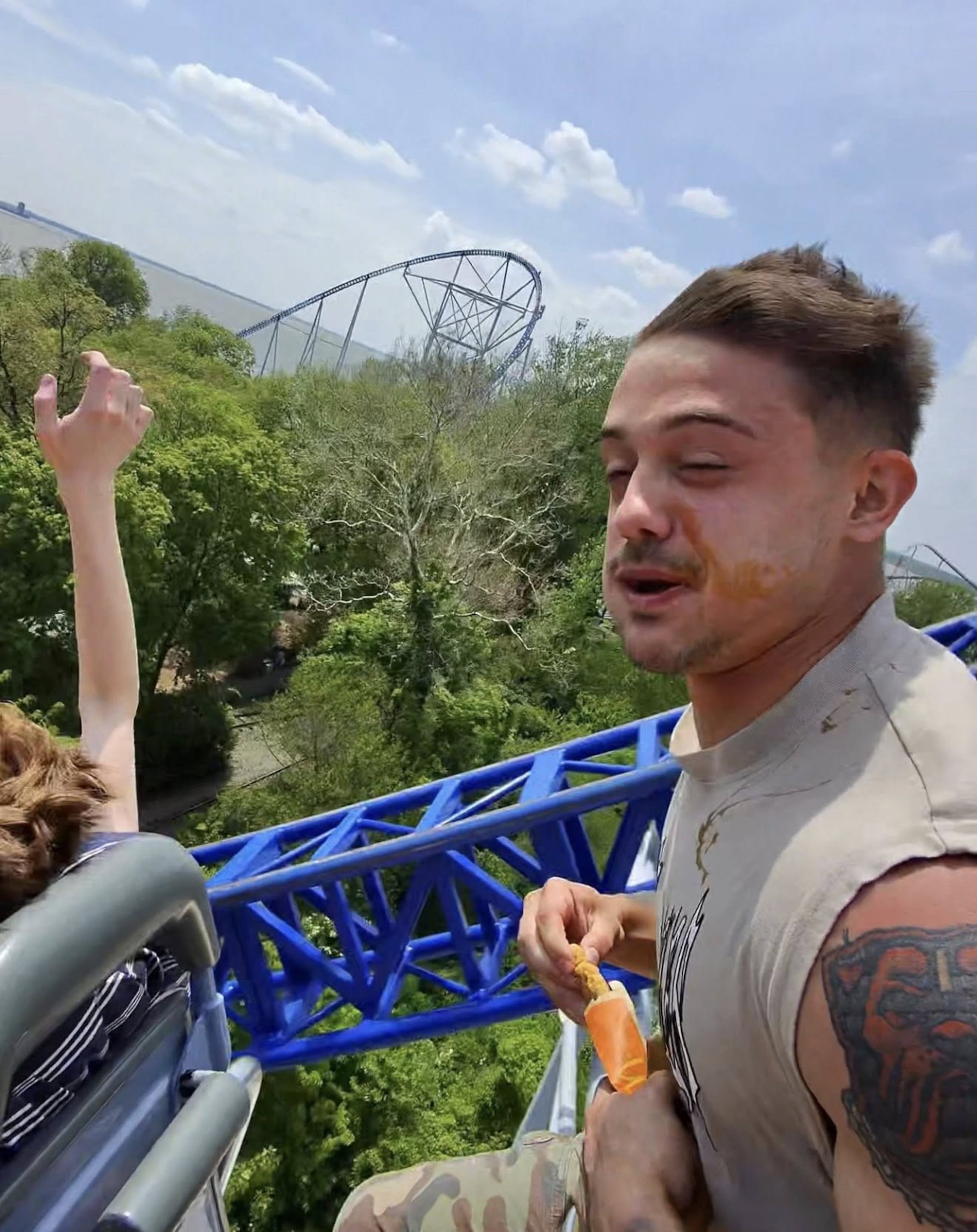 Segúnla gerencia de Six Flags, la presencia de alimentos durante el recorrido podría generar situaciones peligrosas, como riesgo de asfixia o la posibilidad de que los objetos caigan sobre otros visitantes.
