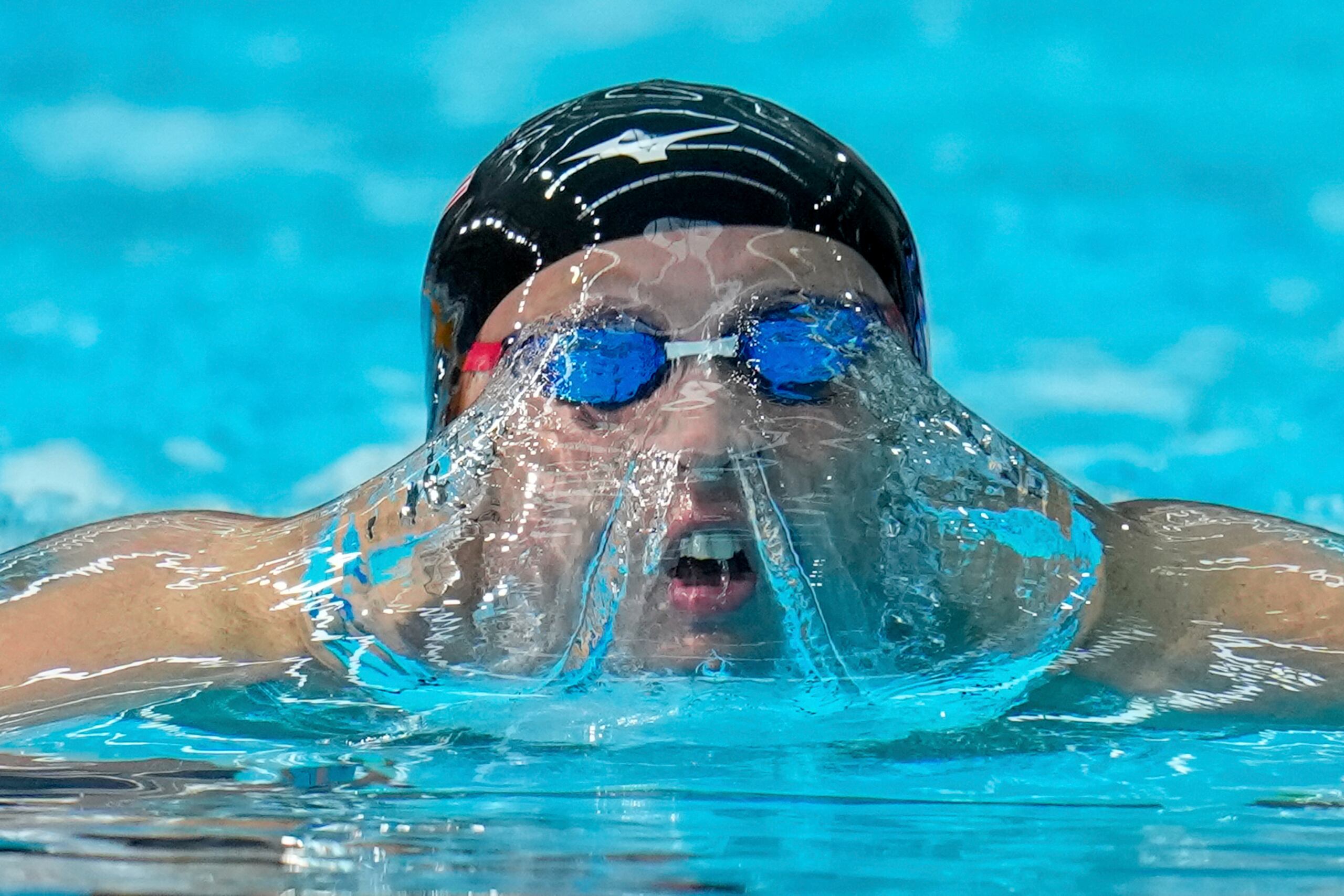 El estadounidense Jacob Foster nada rumbo a la medalla de oro en los 200 metros estilo pecho de los Juegos Panamericanos en Santiago, Chile, el lunes 23 de octubre de 2023. (AP Foto/Fernando Vergara)