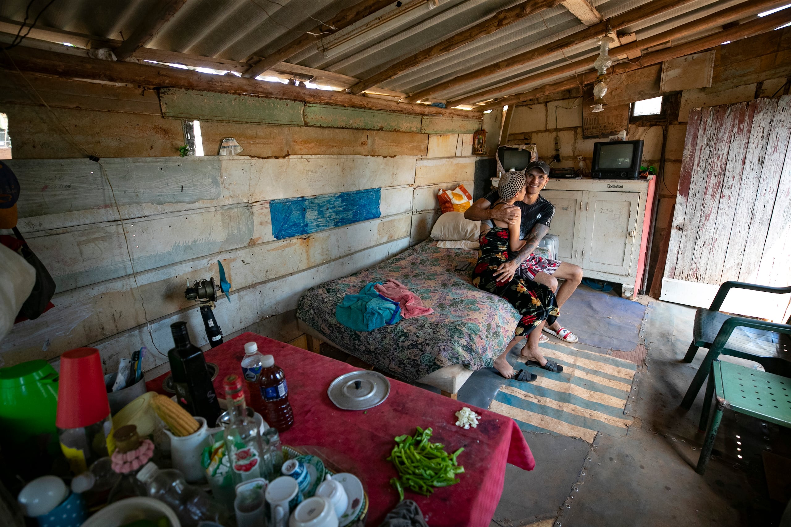 La joven pareja Gilde (d) y Arianelis (i) sr abrazan en el interior de su casa en el barrio de Santa Marta el 12 de marzo de 2024, en la provincia de Matanzas (Cuba). EFE/ Yander Zamora