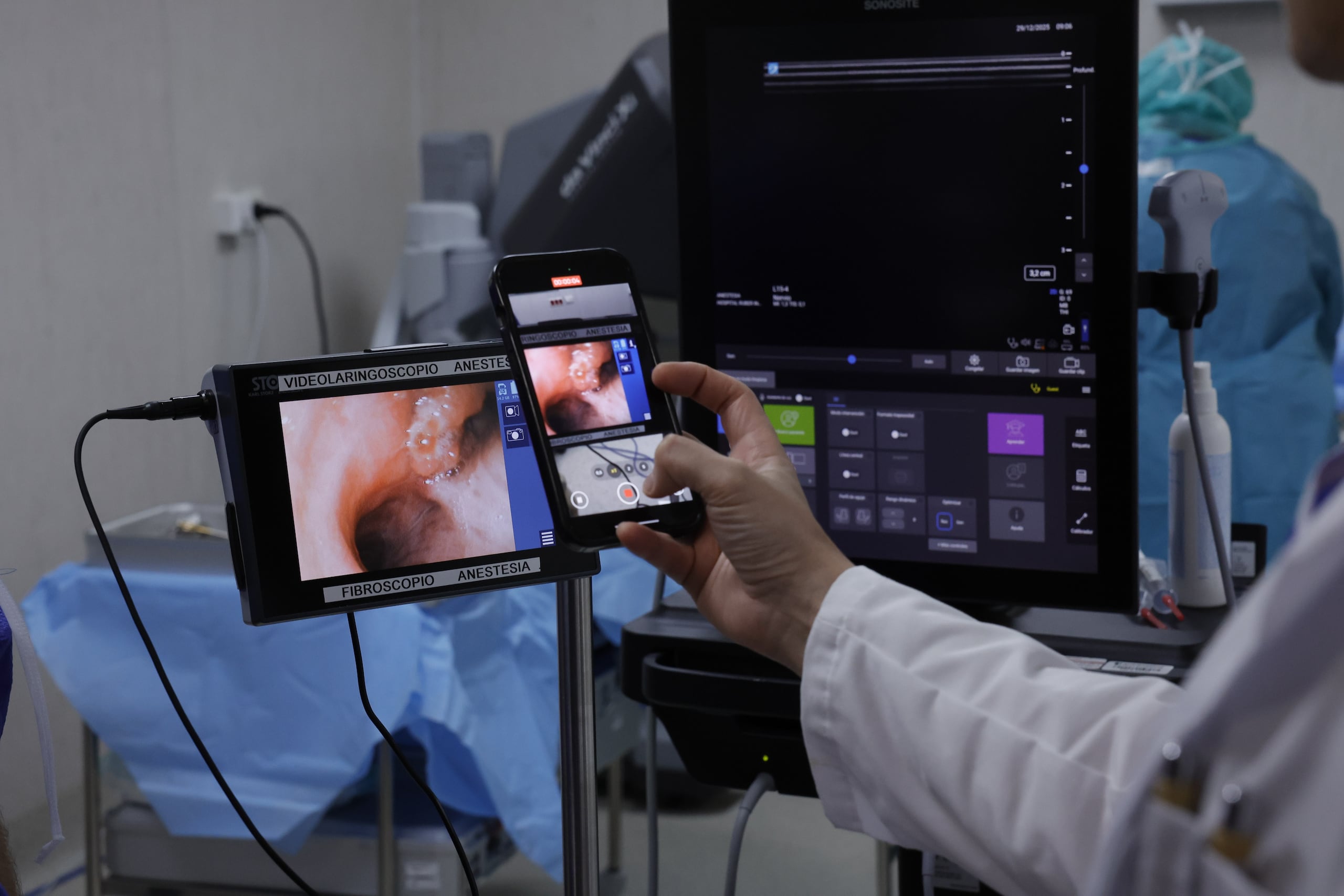 Un venezolano fue intervenido en España con la primera cirugía robótica del mundo para la extracción de un tumor agresivo en la tráquea, realizada en el hospital Ruber Internacional (Madrid) realizada por el cirujano torácico Diego González. Foto: Zipi Aragón. EFE