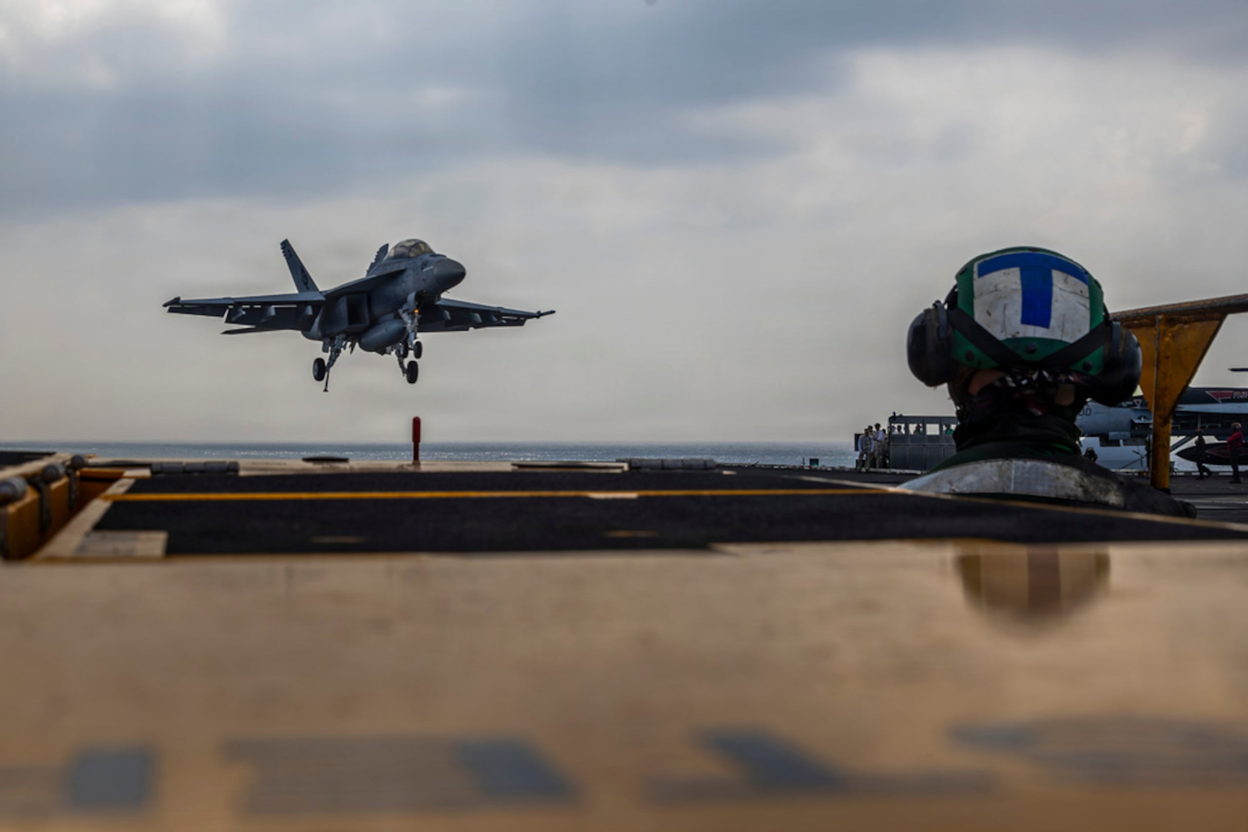 Foto entregada por la Marina de Estados Unidos que muestra a un avión Boeing F/A-18E Super Hornet aterrizando en el portaaviones USS Abraham Lincoln en el océano Índico el 22 de enero del 2026.