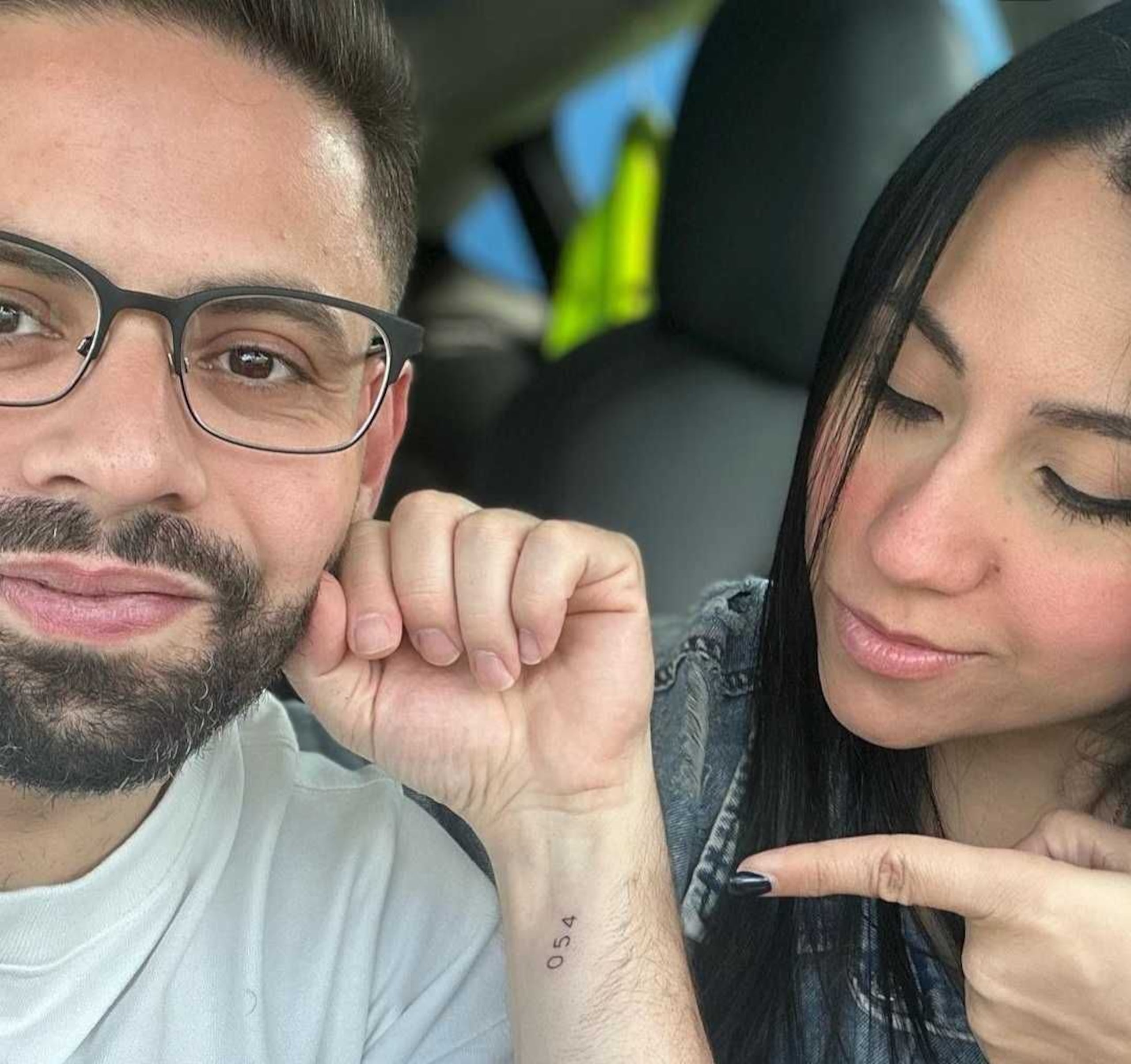 El secretario de Hacienda, Francisco Parés Alicea, muestra su nuevo tatuaje. Le acompaña su novia, Yazmet Pérez Giusti.