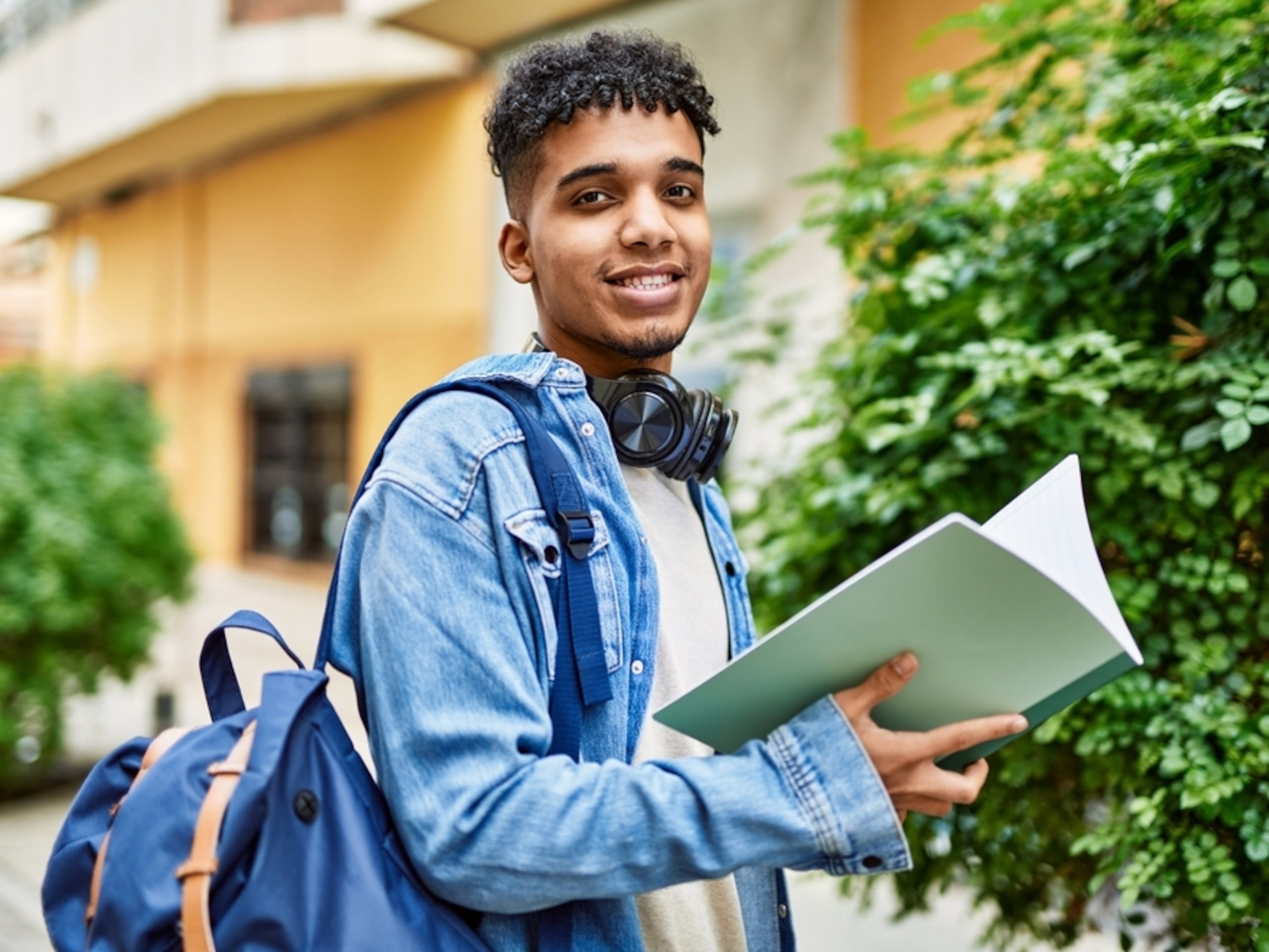 La FAFSA es la solicitud gratuita de ayuda federal para estudiantes, un formulario que completan tanto los estudiantes universitarios actuales como aquellos que son potenciales para determinar su elegibilidad para recibir ayuda financiera.