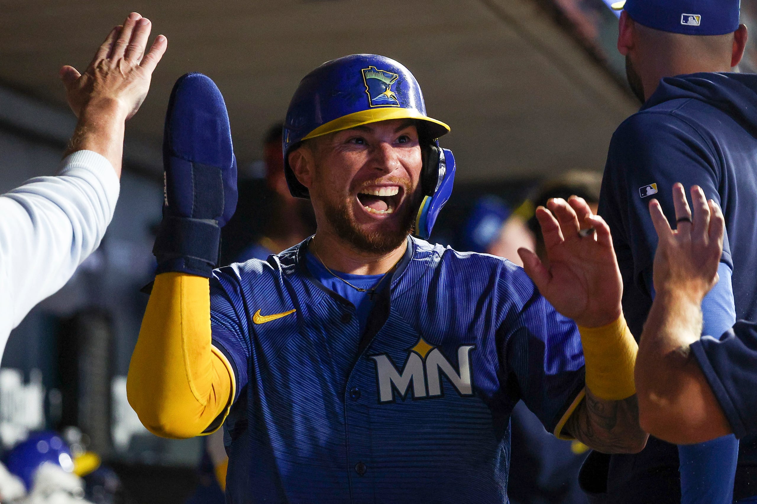 Christian Vázquez celebra tras marcar una carrera con los Twins de Minnesota.
