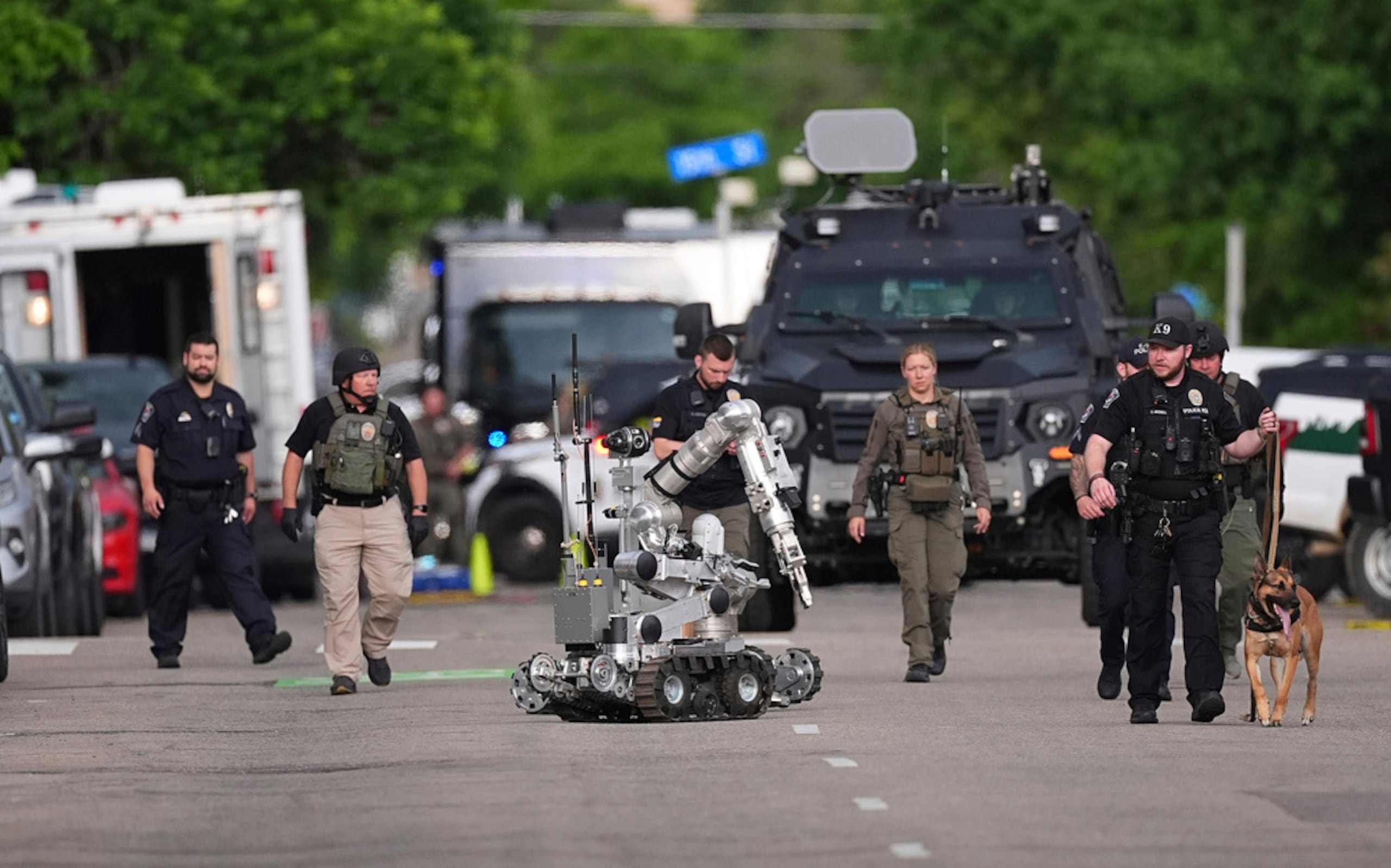 Las autoridades investigan tras un ataque en el Pearl Street Mall el domingo 1 de junio de 2025, en Boulder, Colorado.