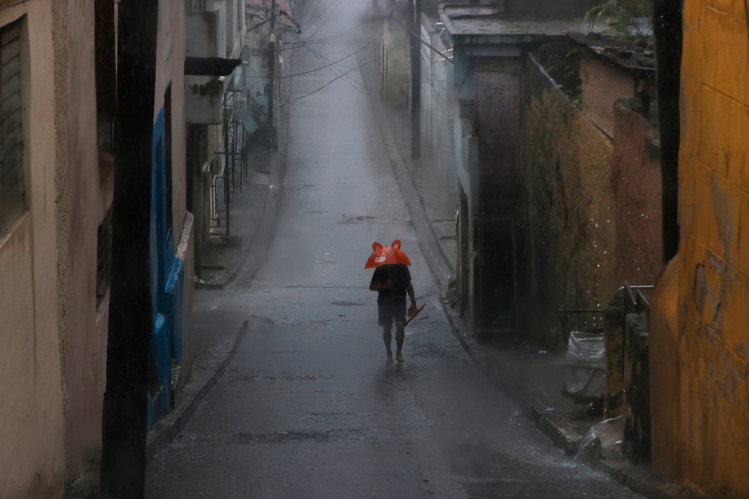 Lluvia en Santiago de Cuba, Cuba. EFE/Ernesto Mastrascusa