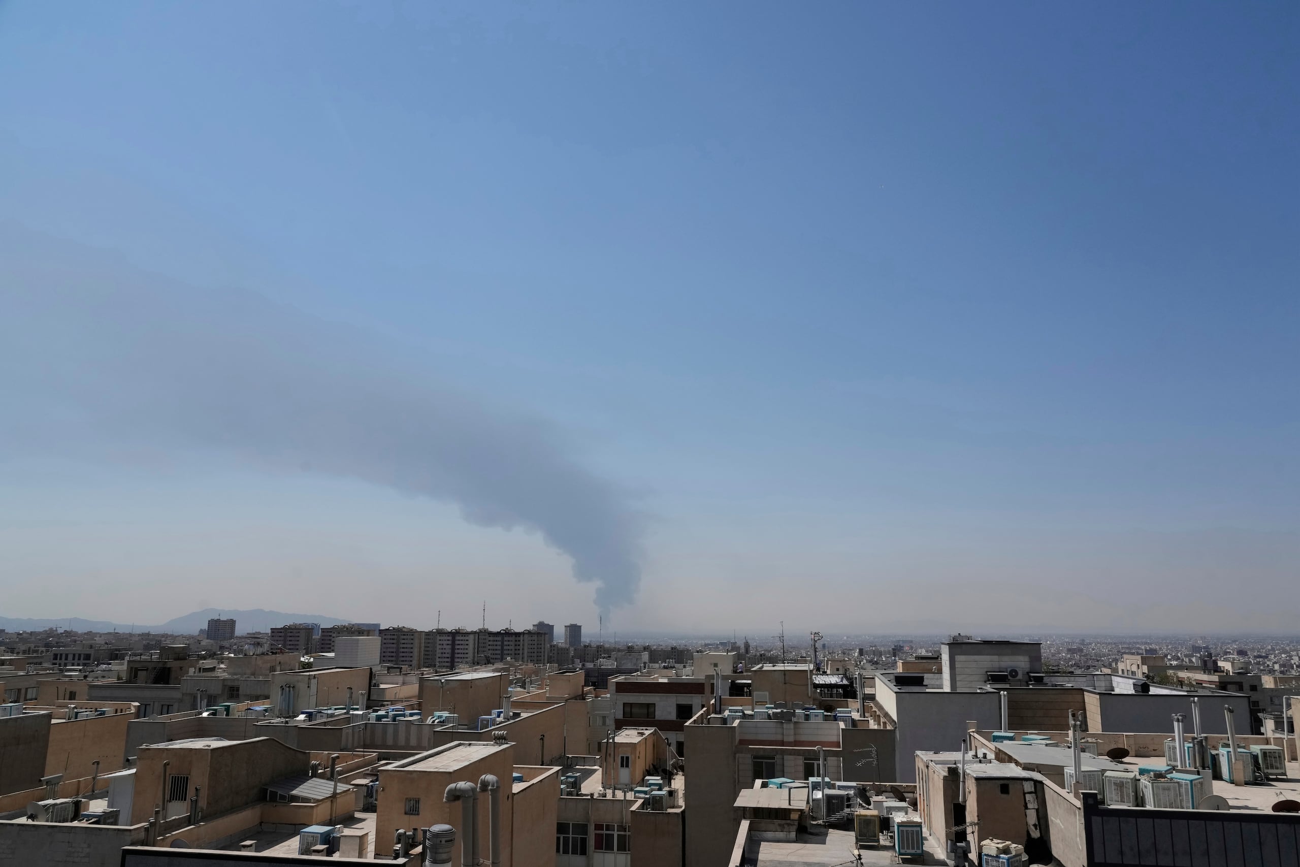 Sale humo de una instalación petrolera tras una explosión en el sur de Teherán, Irán, el 15 de junio del 2025. (AP foto/Vahid Salemi)