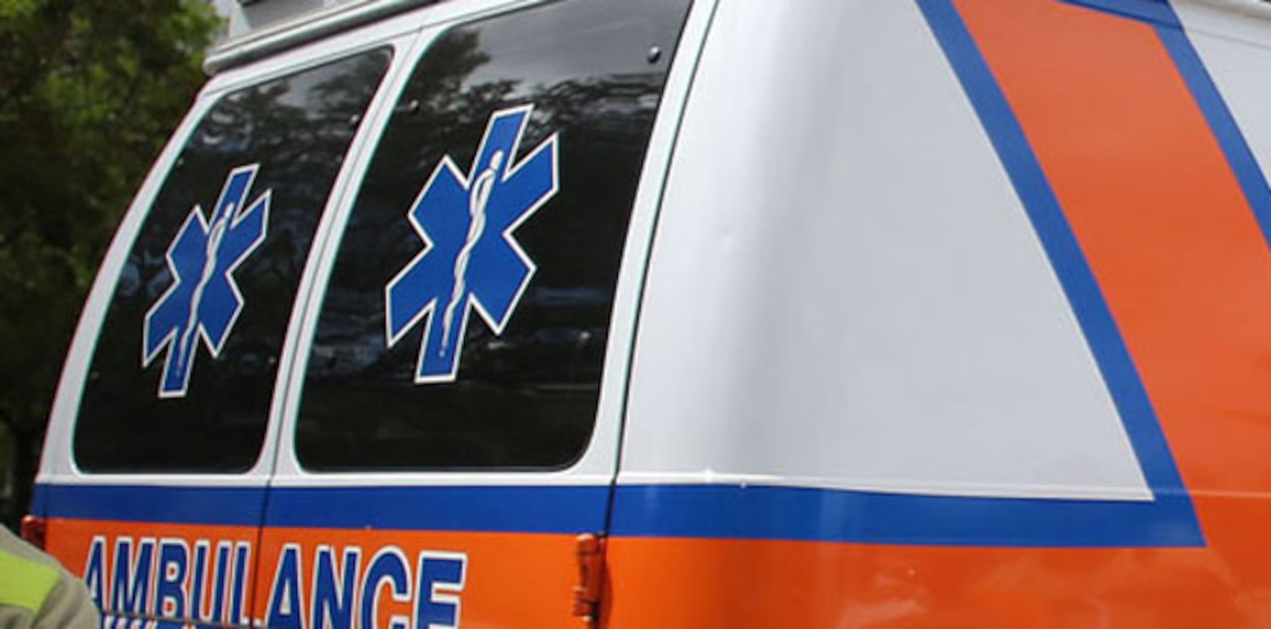 El accidente ocurrió cuando la conductora de una guagua Ford Explorer perdió el control del volante e impactó un talud de tierra y se volcó. (Archivo)