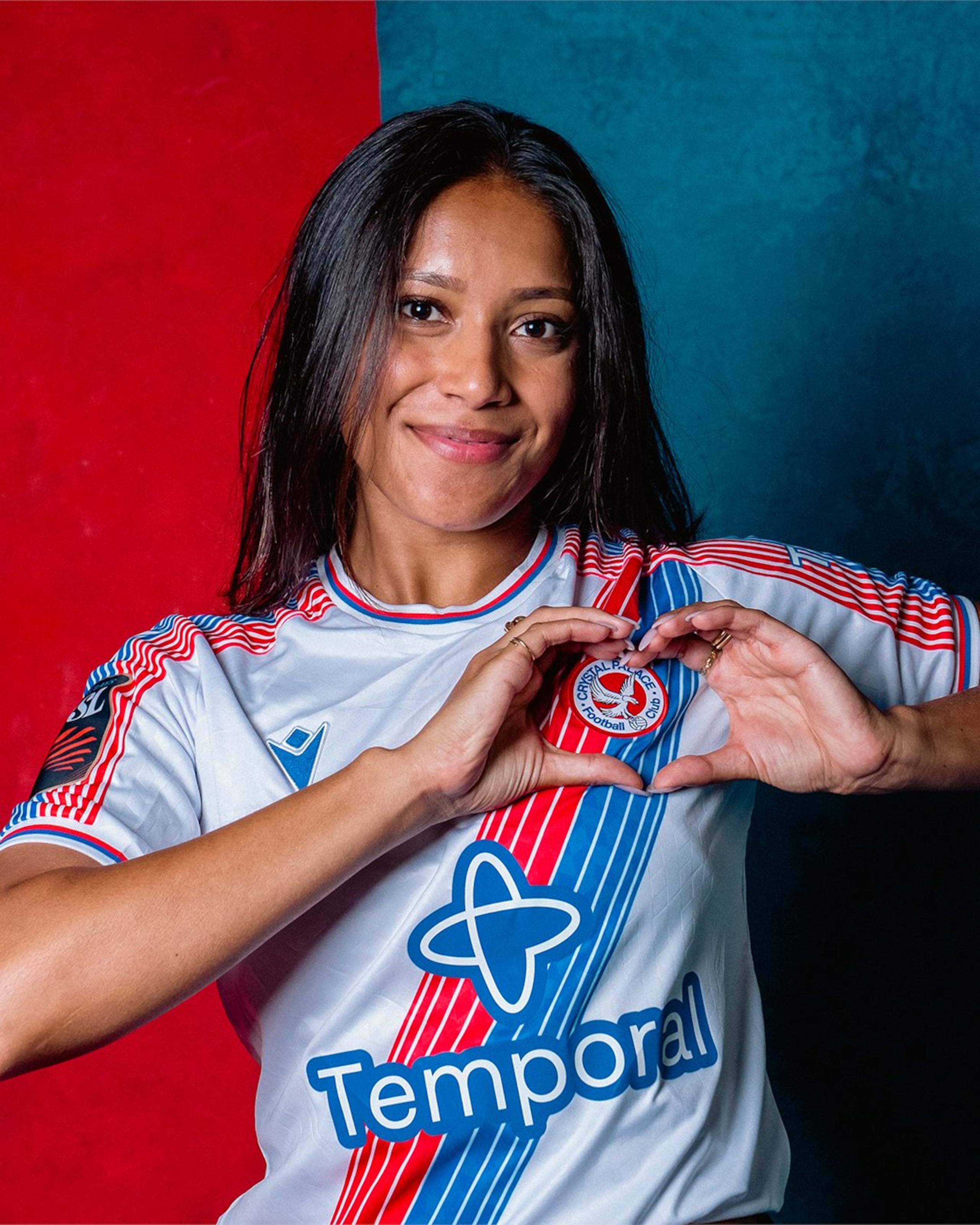 Caitlin Cosme posa con el uniforme del Crystal Palace.