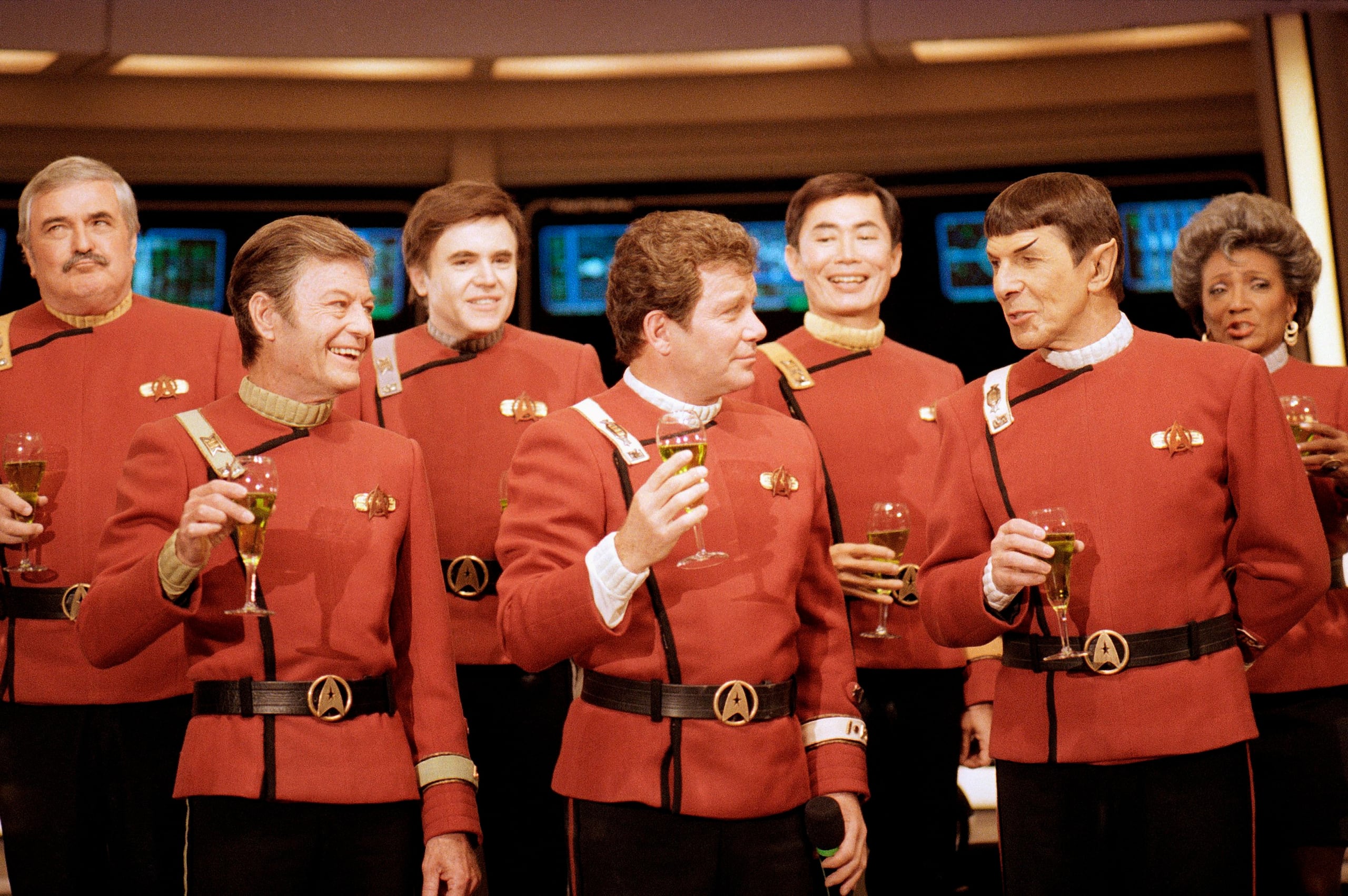 Varios miembros de la tripulación del Enterprise: James Doohan, DeForest Kelley, Walter Koenig, William Shatner, George Takei, Leonard Nimoy y Nichelle Nichols en 1988.