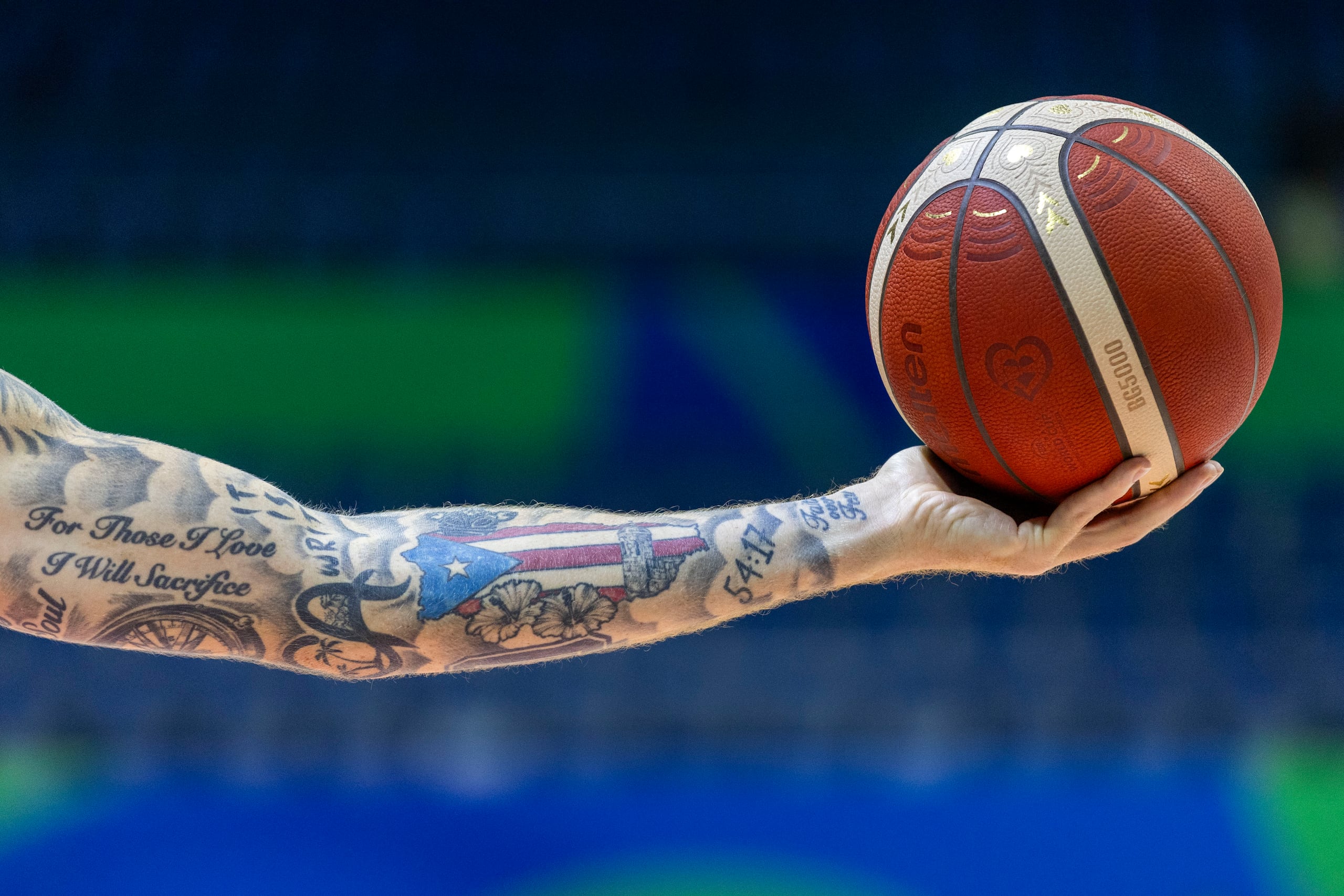 Tanto Isaiah Piñeiro como Chris Ortiz llevan tatuajes de la bandera de Puerto Rico, entre otros símbolos boricuas.