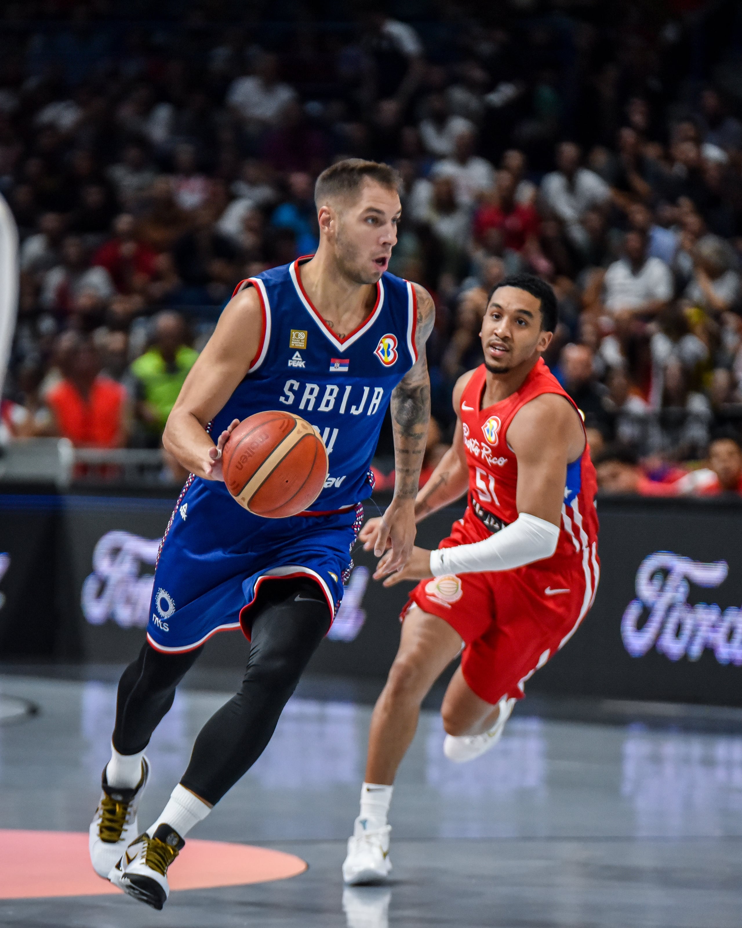 Tremont Waters queda atrás en una rotación defensiva ante uno de los jugadores de Serbia.
