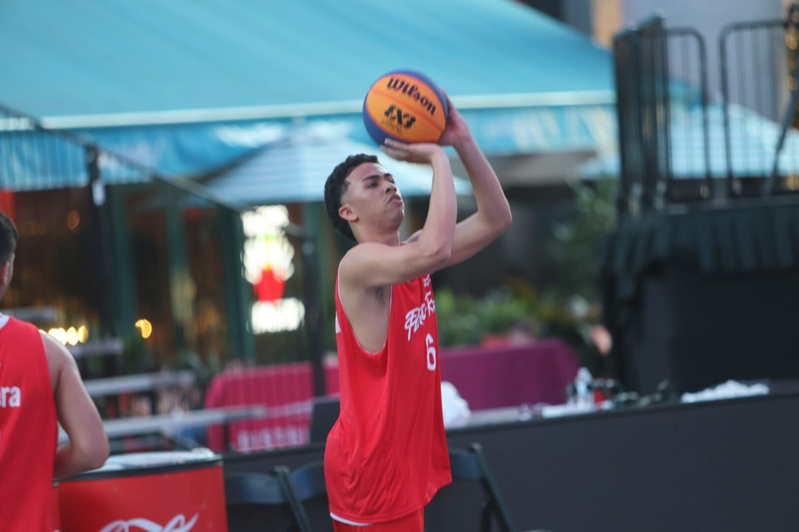 Luis Fermaint lanza un balón al canasto.