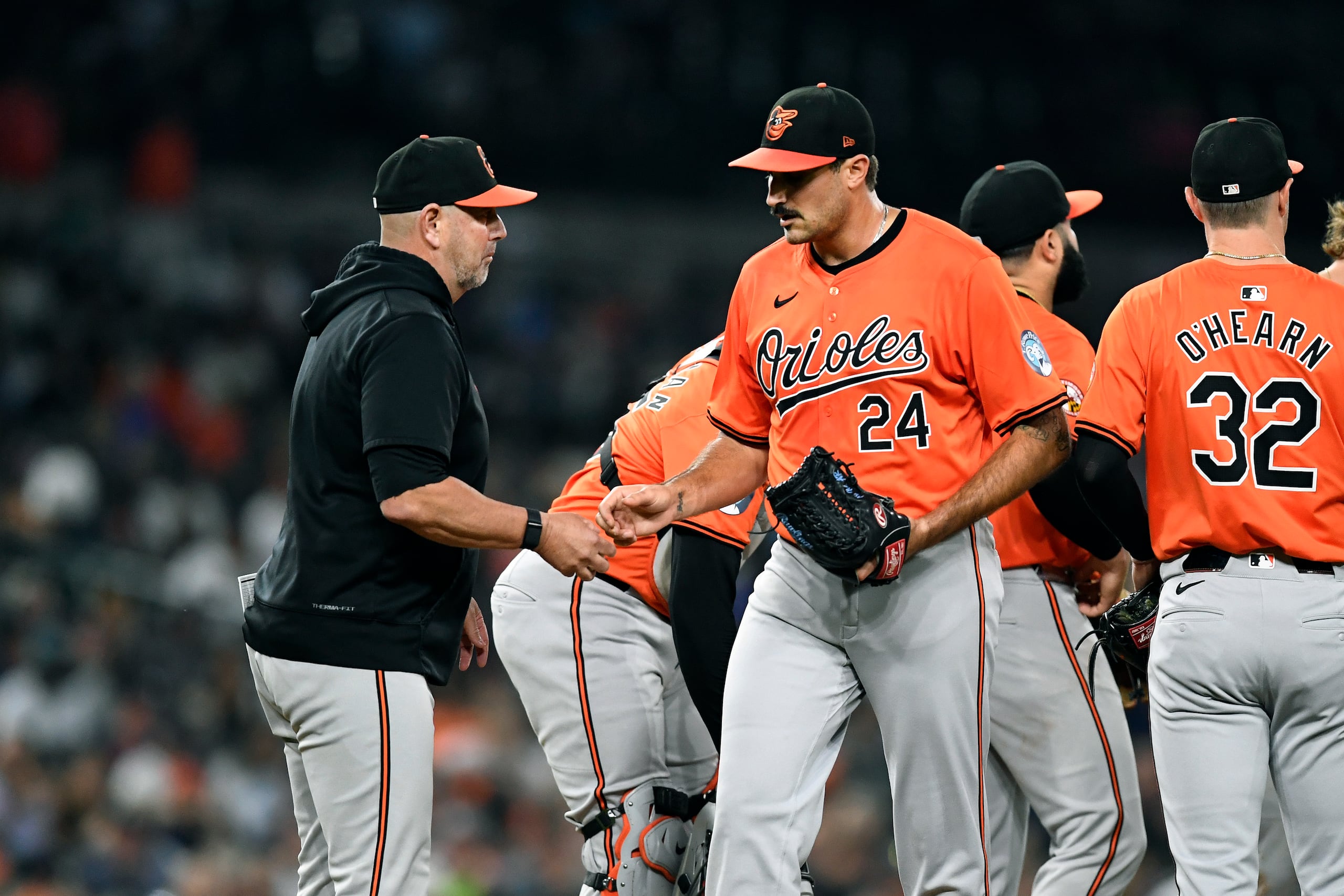 El mánager de los Orioles de Baltimore Brandon Hyde (izquierda) le quita la pelota al abridor Zach Eflin (24) durante el séptimo inning del juego ante los Tigres de Detroit, el viernes 13 de septiembre de 2024, en Detroit. (AP Foto/José Juárez)