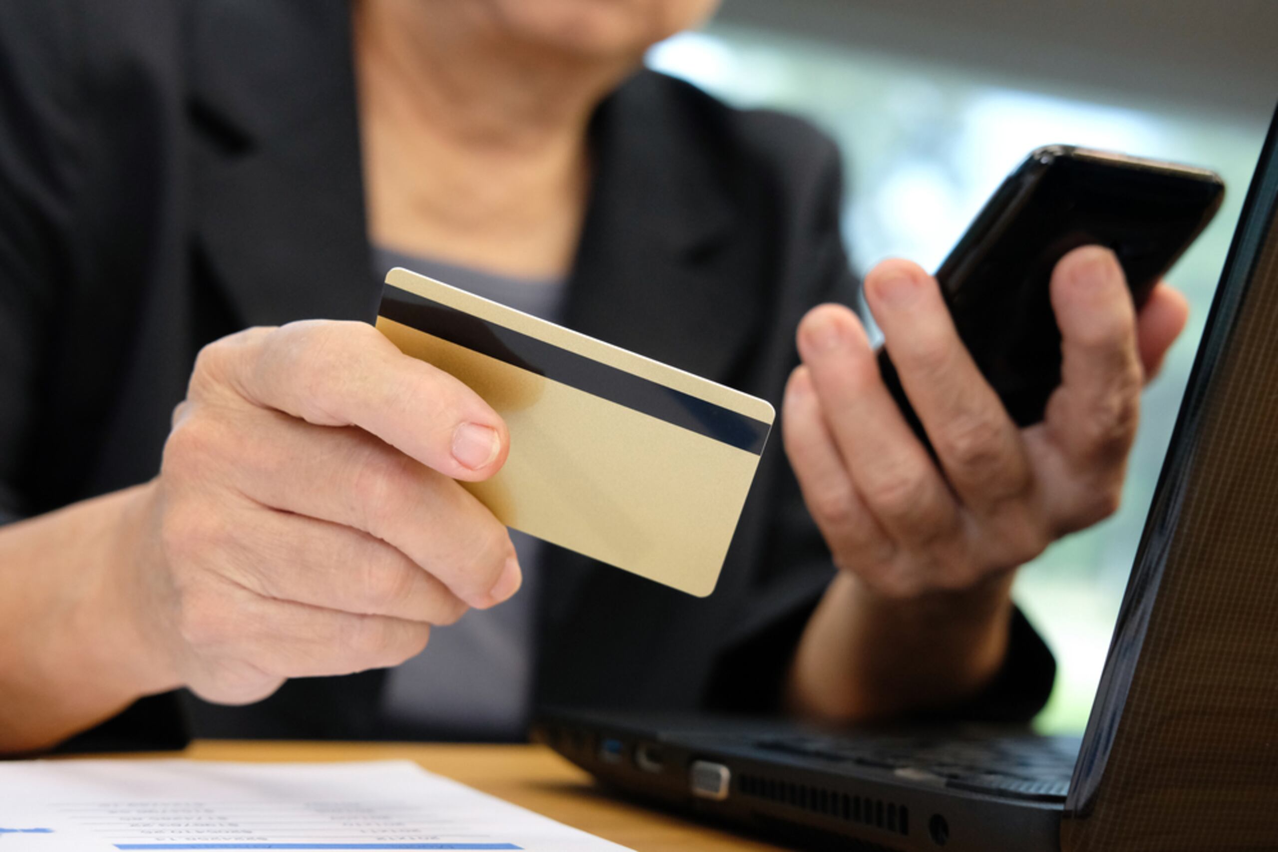 Si el corte se realiza los 30 de cada mes, la fecha de pago sería los días 21 del mes siguiente.