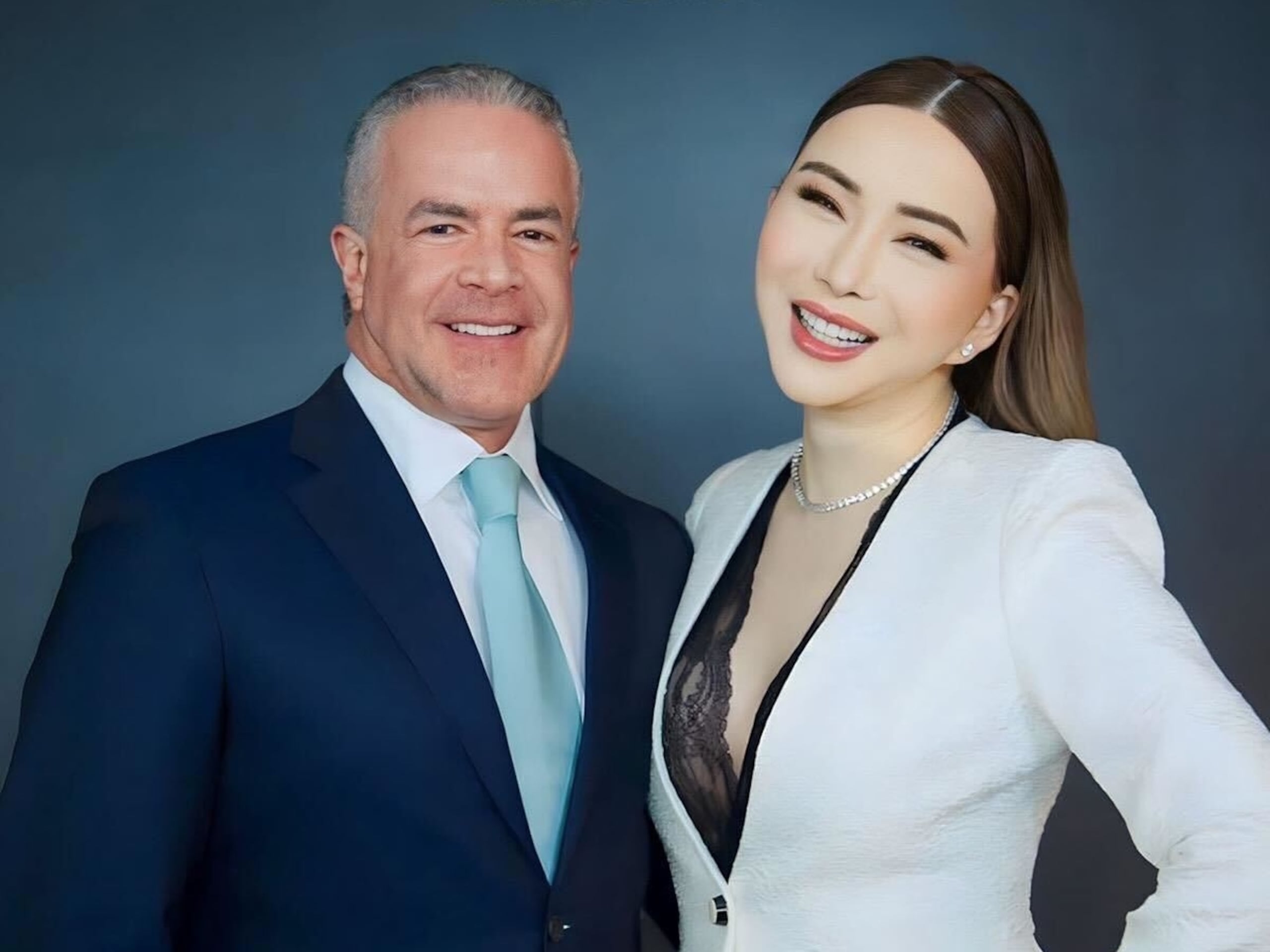 Raúl Rocha Cantú, a la izquierda, y Anne Jakkaphong Jakrajutatip, a la derecha, propietarios del certamen de Miss Universe.