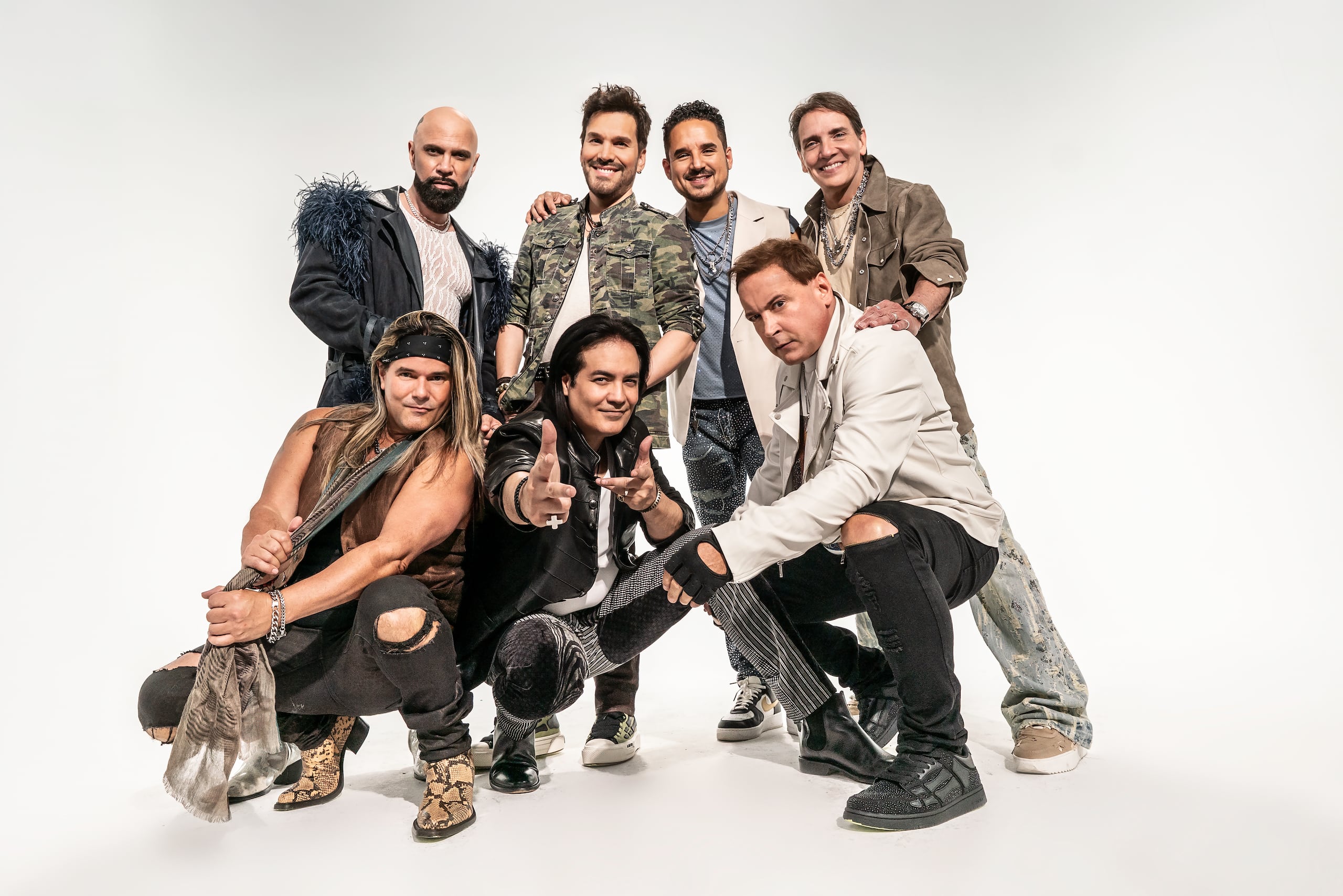 Fotografía cedida por The Exclusive Agency que muestra a la agrupación musical puertorriqueña Menudo posando, que fue un fenómeno musical mundial y anunció este lunes que celebra sus 50 años de historia reuniendo a siete de sus exmiembros en una gira por Estados Unidos, México y Puerto Rico. EFE/ Kike San Martin/ The Exclusive Agency