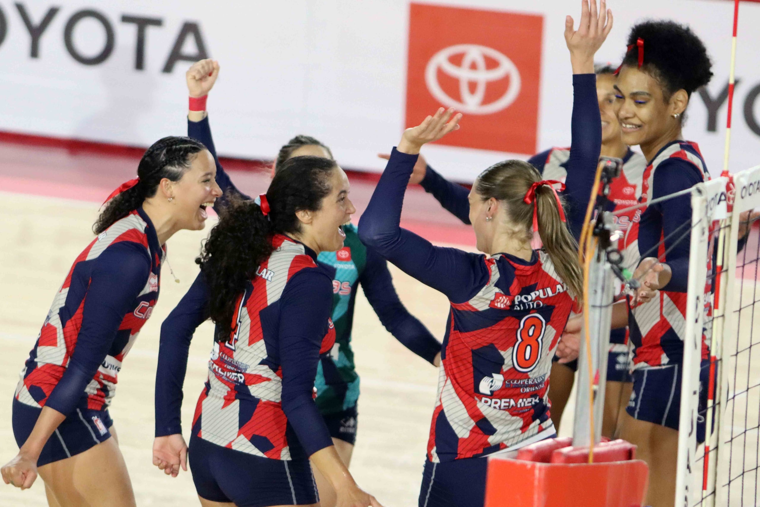 Las Criollas de Caguas celebran un punto frente a las Atenienses de Manatí en el Coliseo Roger Mendoza.