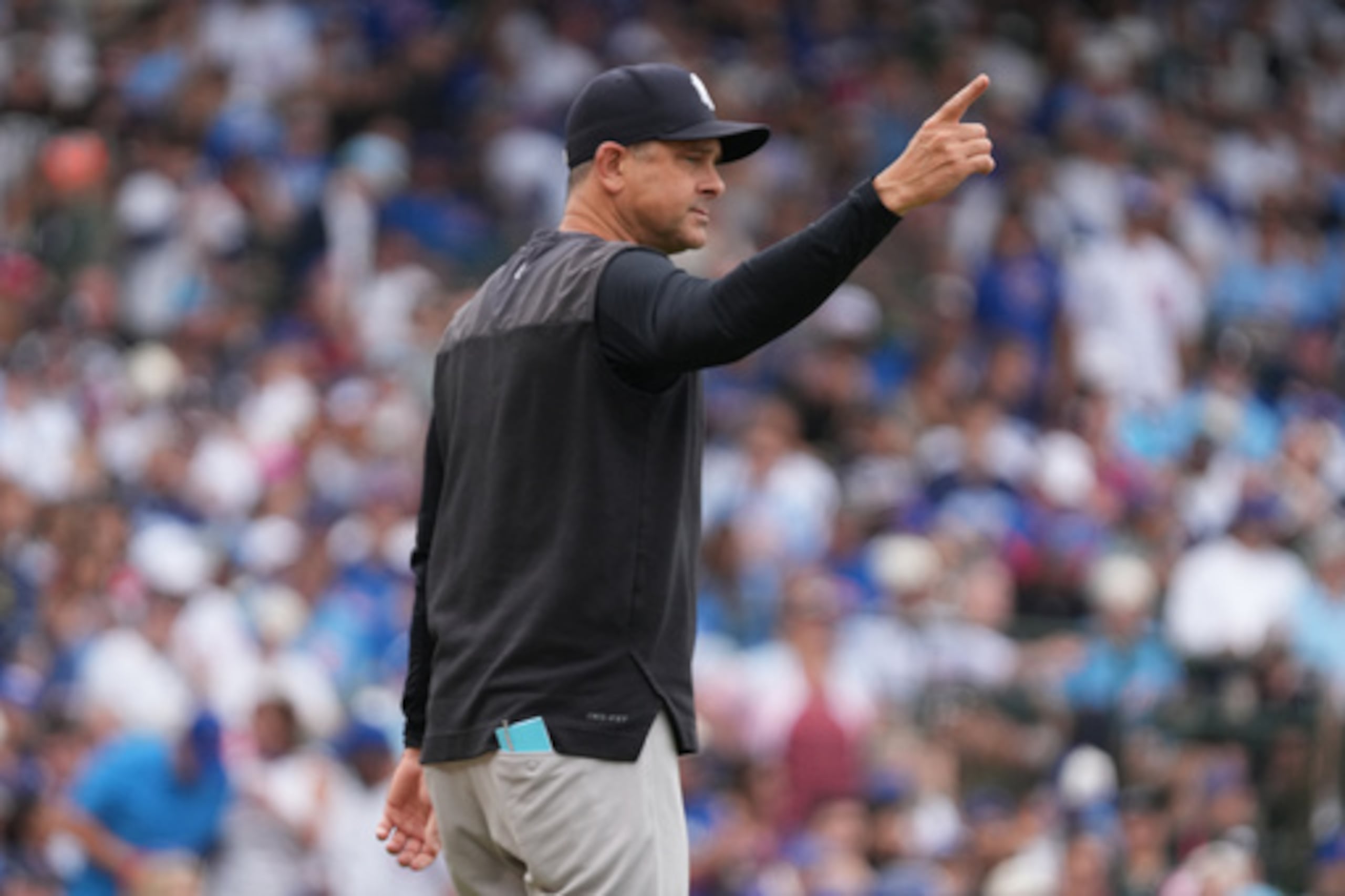 Aaron Boone, entrenador de los Yankees de Nueva York, realiza un cambio de lanzador durante la octava entrada del partido de béisbol de las Grandes Ligas contra los Cachorros de Chicago, el domingo 2 de agosto de 2026, en Chicago. (Foto AP/David Banks)