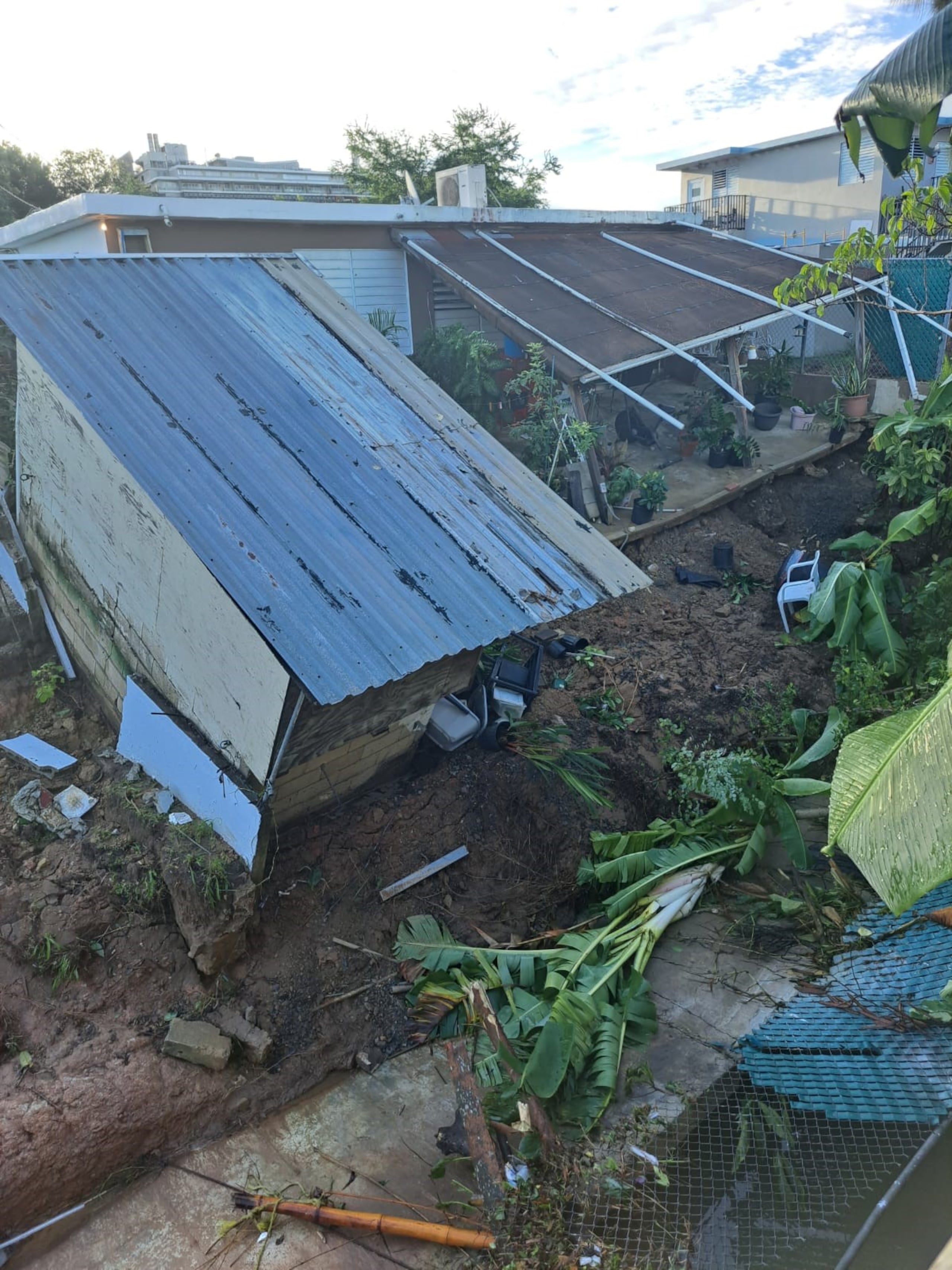 Varios muros cayeron en San Juan. Una de las zonas afectadas fue Reparto Metropolitano en Río Piedras.