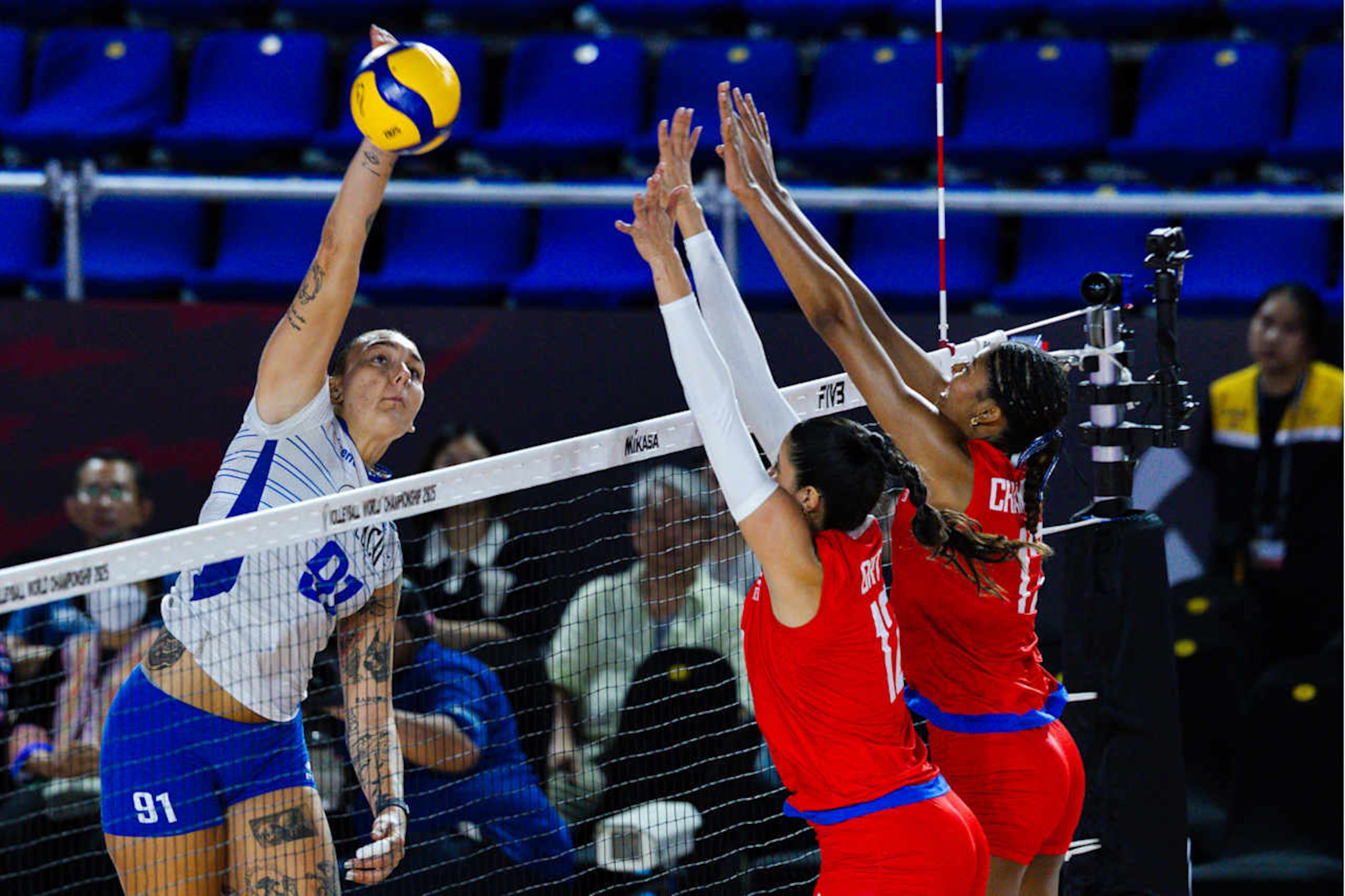 Martha Evdokia Anthouli ataca la defensa boricua. En el partido anotó 27 puntos. (FIVB)