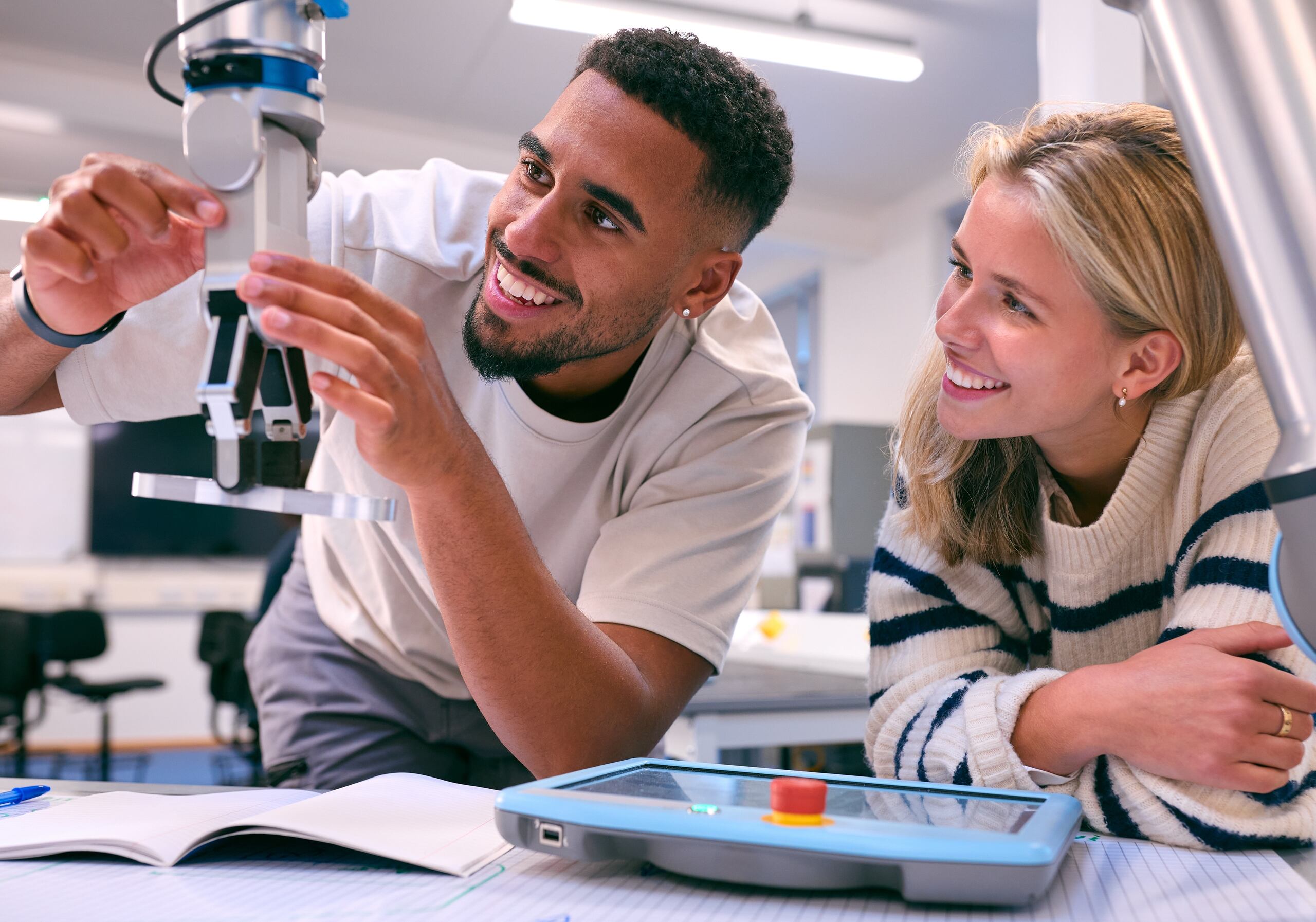 Estudiar una carrera STEM en EDP University te permitirá construir un futuro sostenible, pues es una carrera de alta demanda laboral.