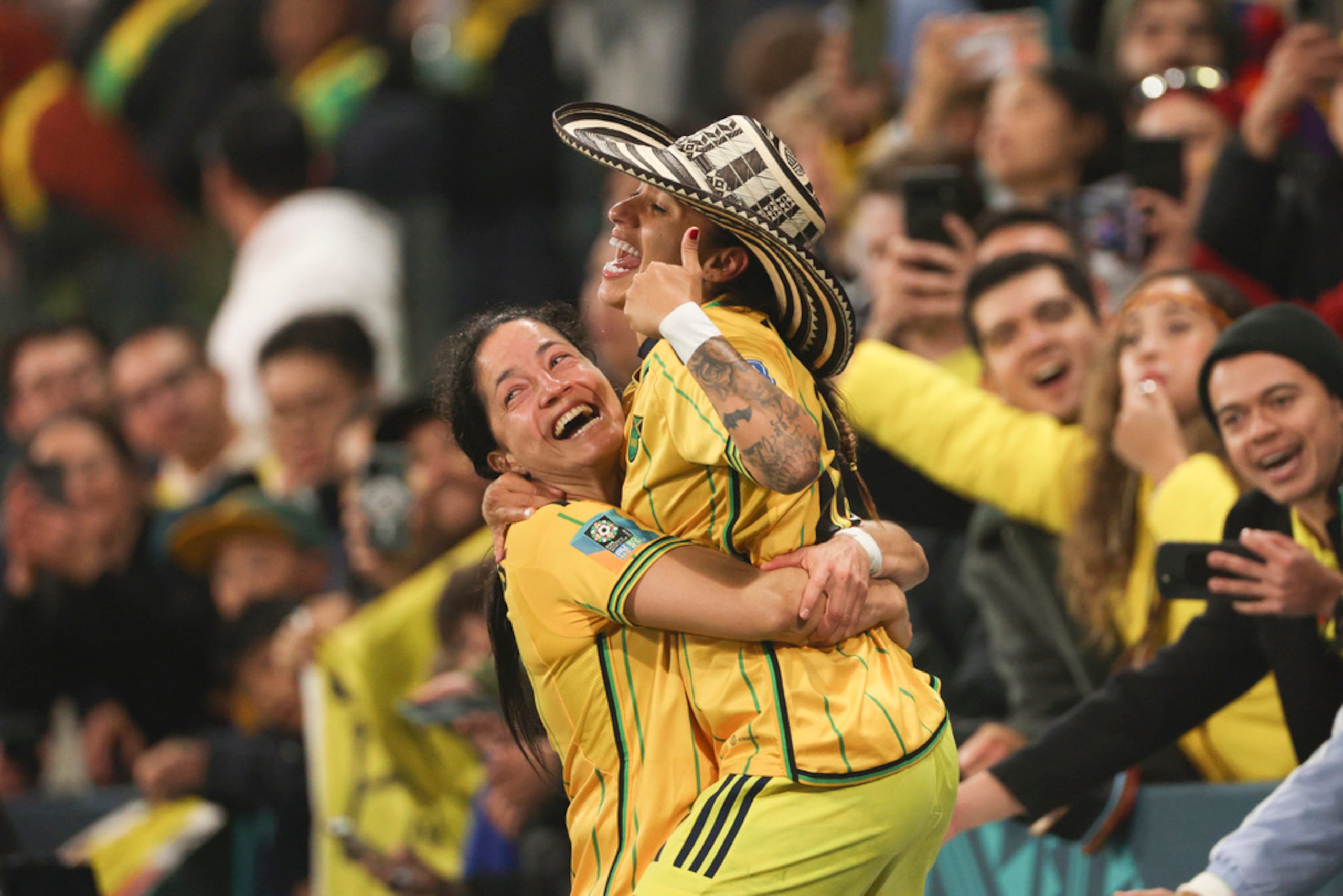 Las colombianas Diana Ospina (izquierda) y Carolina Arias celebran la victoria 1-0 ante Jamaica para avanzar
a los cuartos de final del Mundial femenino.