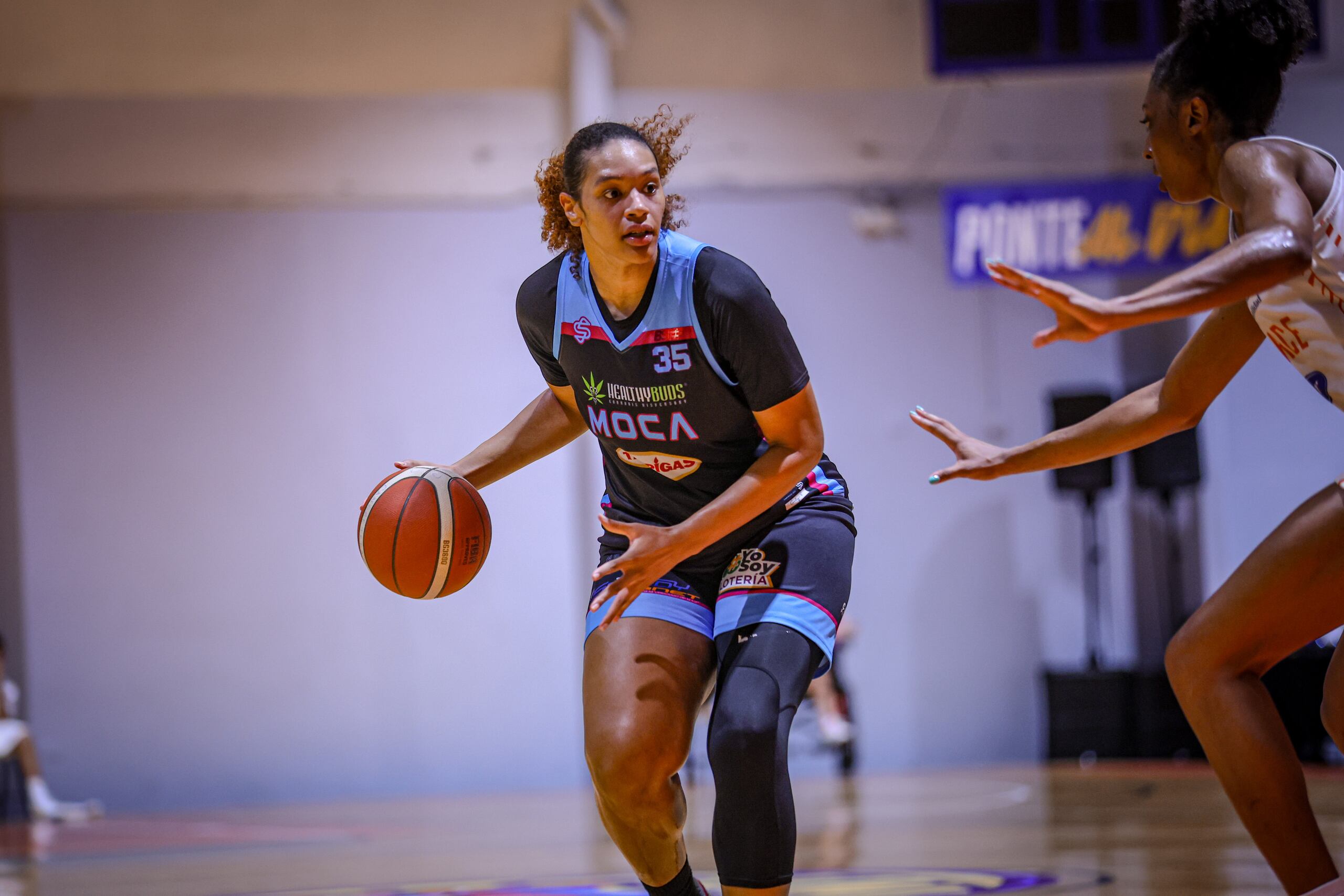 La delantera fuerte Alexis Jennings lideró a Moca a la victoria con un doble doble de 15 puntos y 10 rebotes.