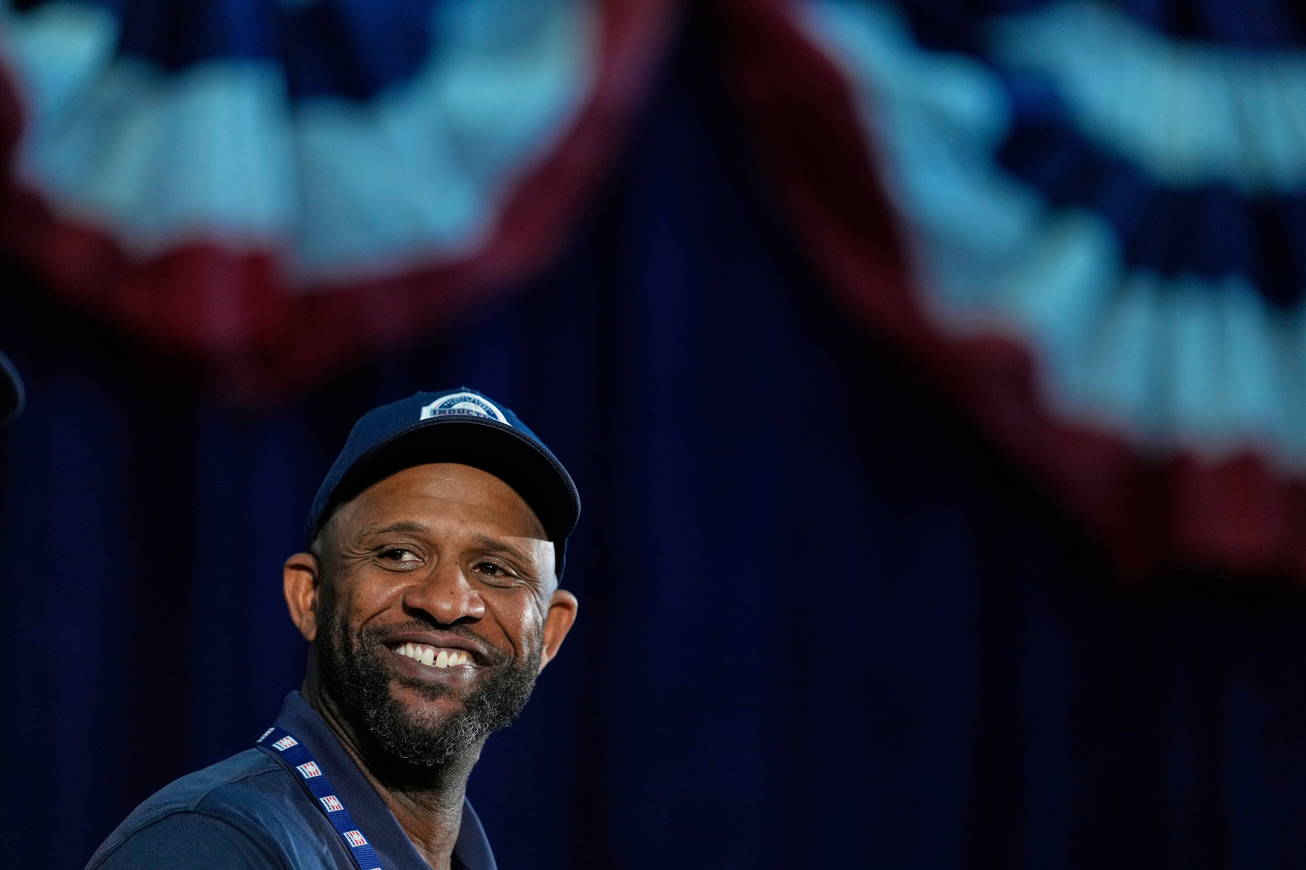 El nuevo miembro del Salón de la Fama del Béisbol, CC Sabathia, habla con los reporteros durante una conferencia de prensa en Cooperstown, Nueva York, el sábado 26 de julio de 2025. (AP Photo/Seth Wenig)