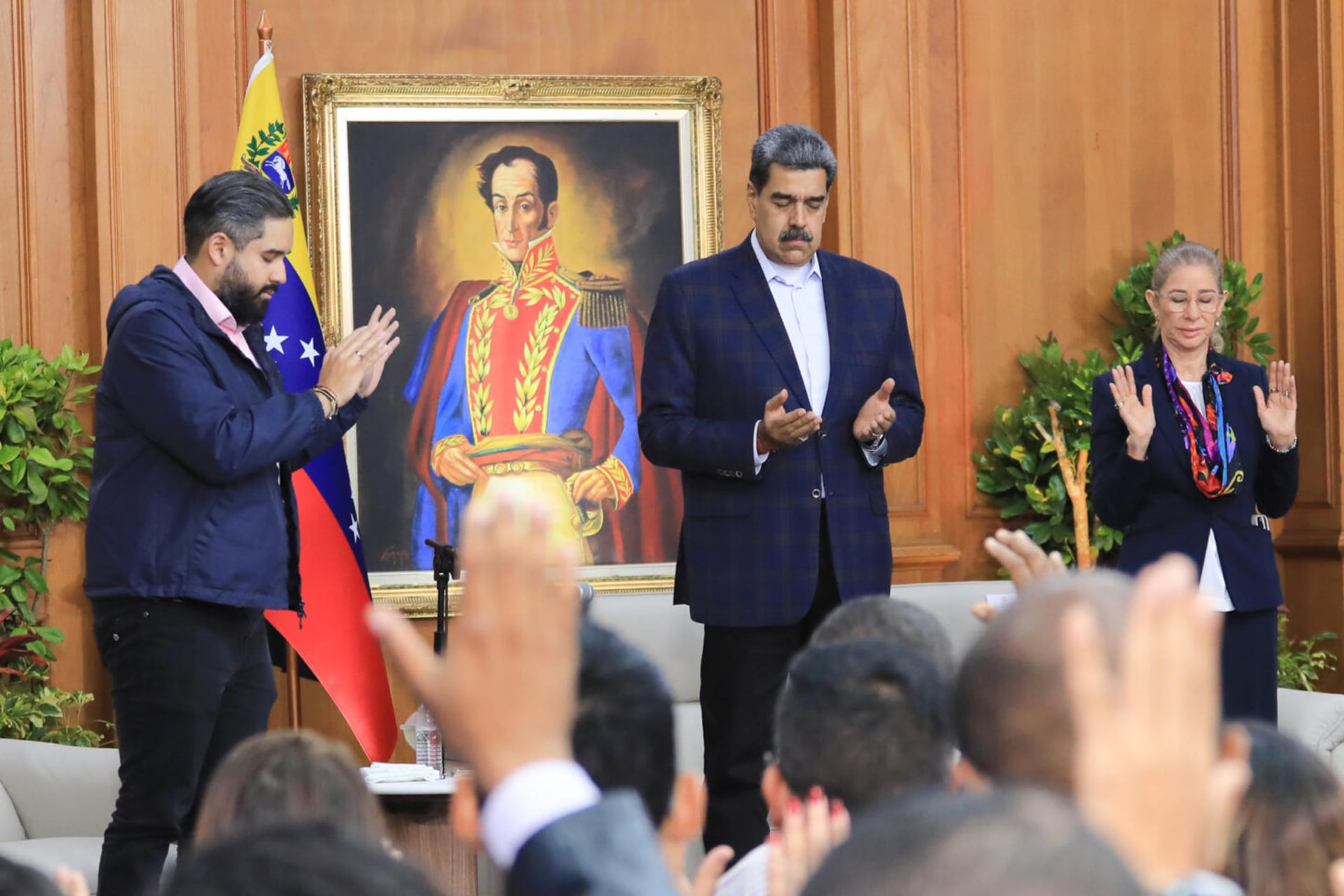 Fotografía cedida por el Palacio de Miraflores del presidente de Venezuela, Nicolás Maduro, la primera dama, Cilia Flores, y el diputado y vicepresidente de Asuntos Religiosos del Partido Socialista Unido de Venezuela, Nicolás Maduro Guerra, hijo del mandatario, en un acto el martes, en Caracas.